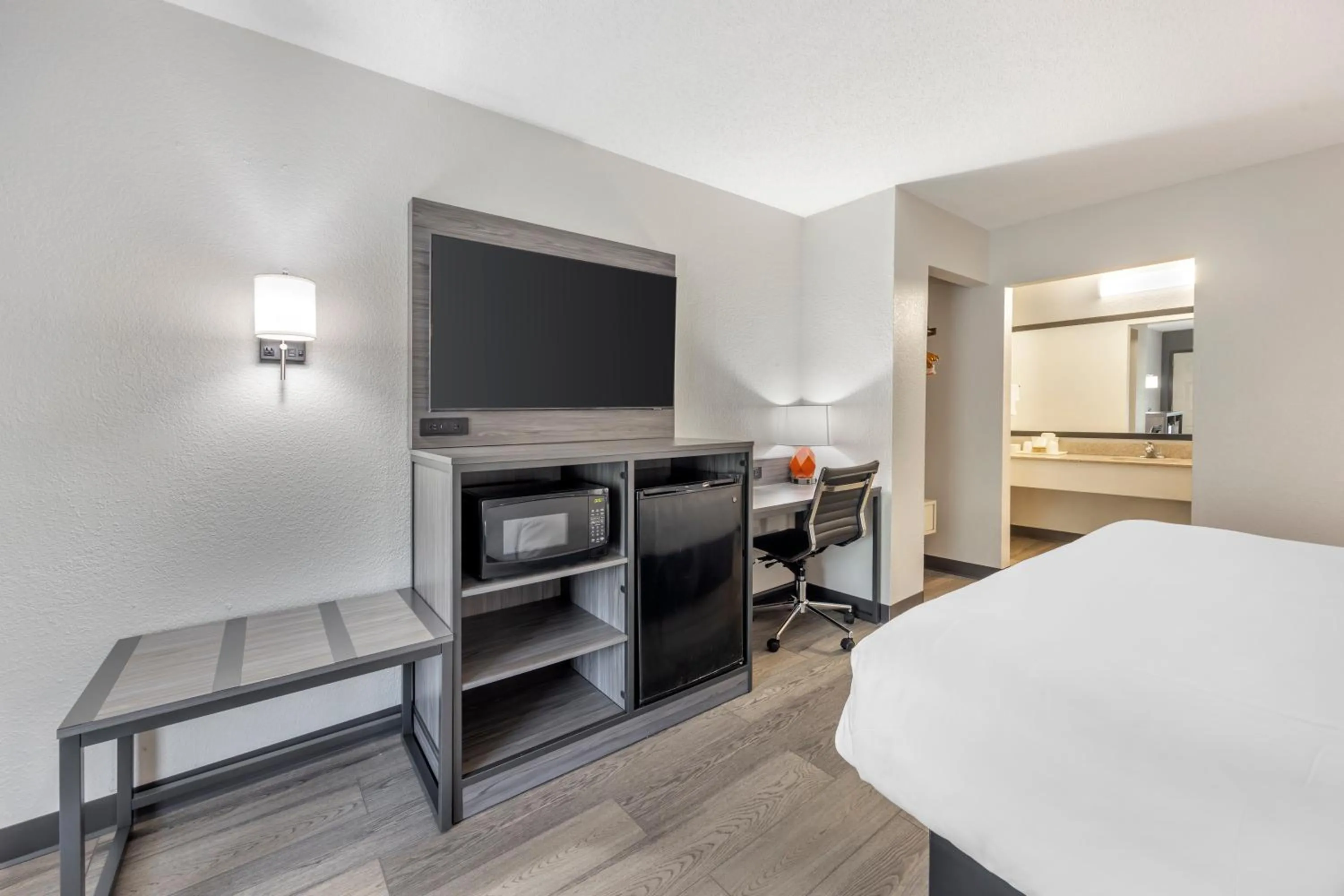 TV and multimedia, Bed in Quality Inn Glasgow