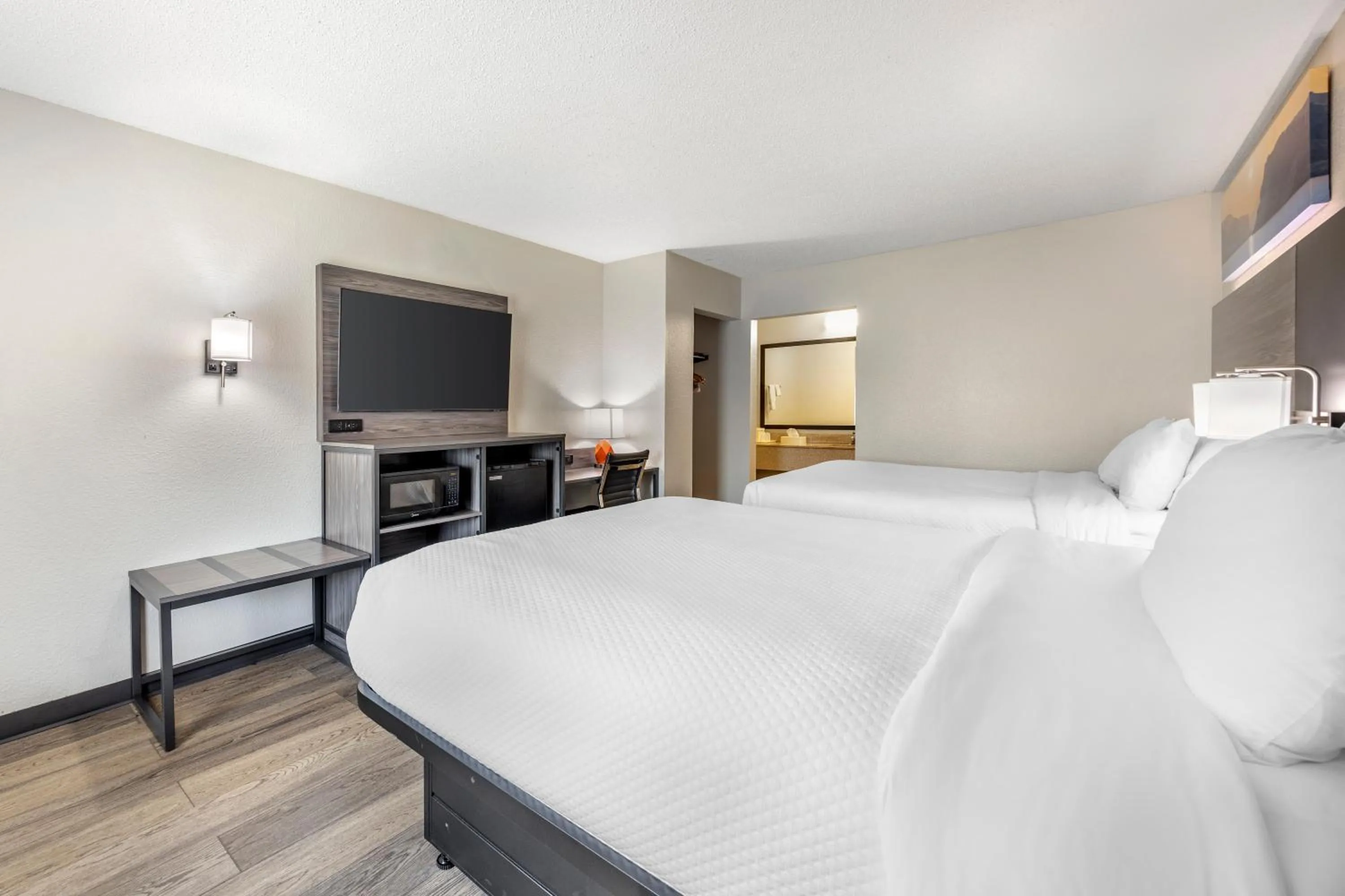 Photo of the whole room, Bed in Quality Inn Glasgow