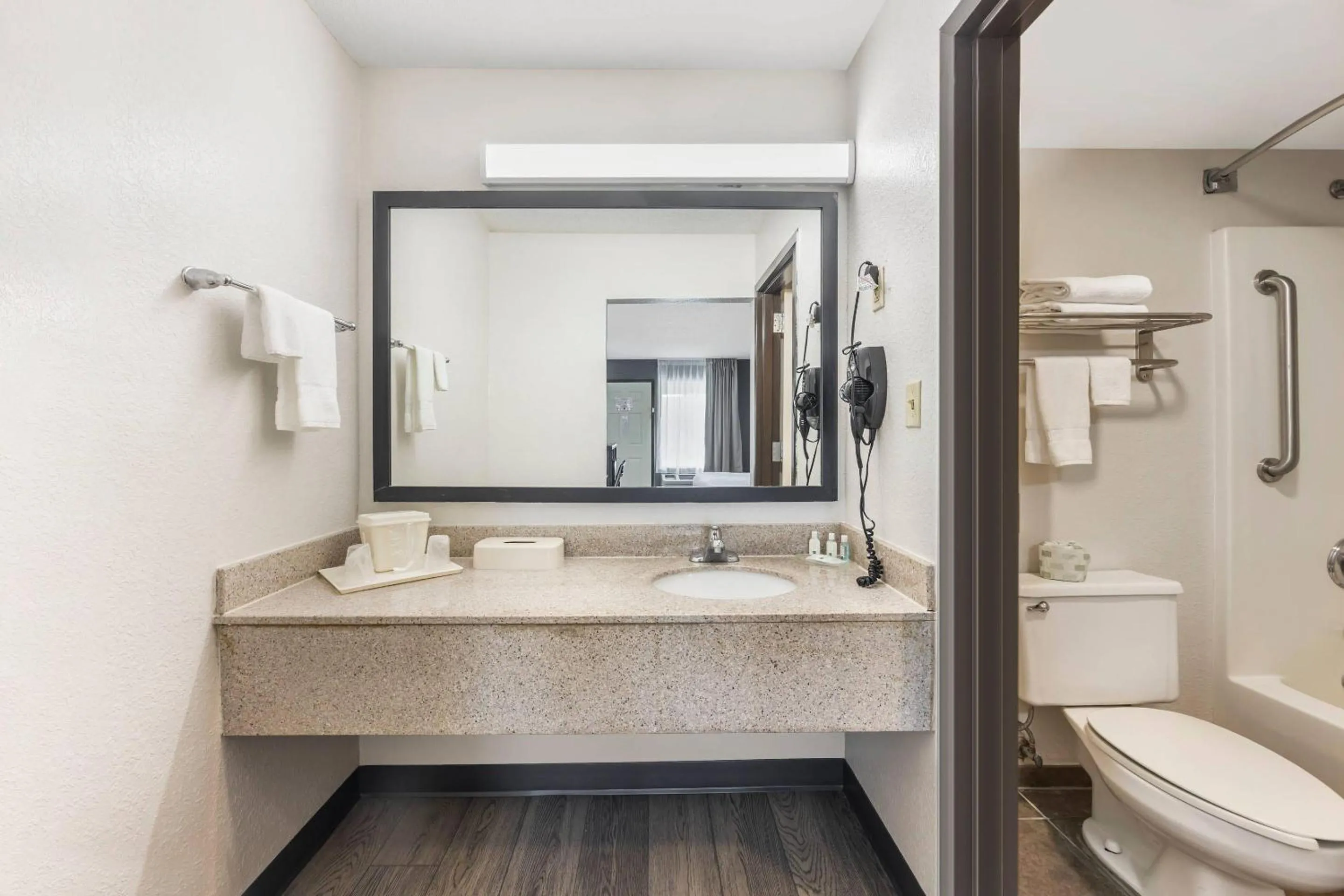 Bedroom in Quality Inn Glasgow