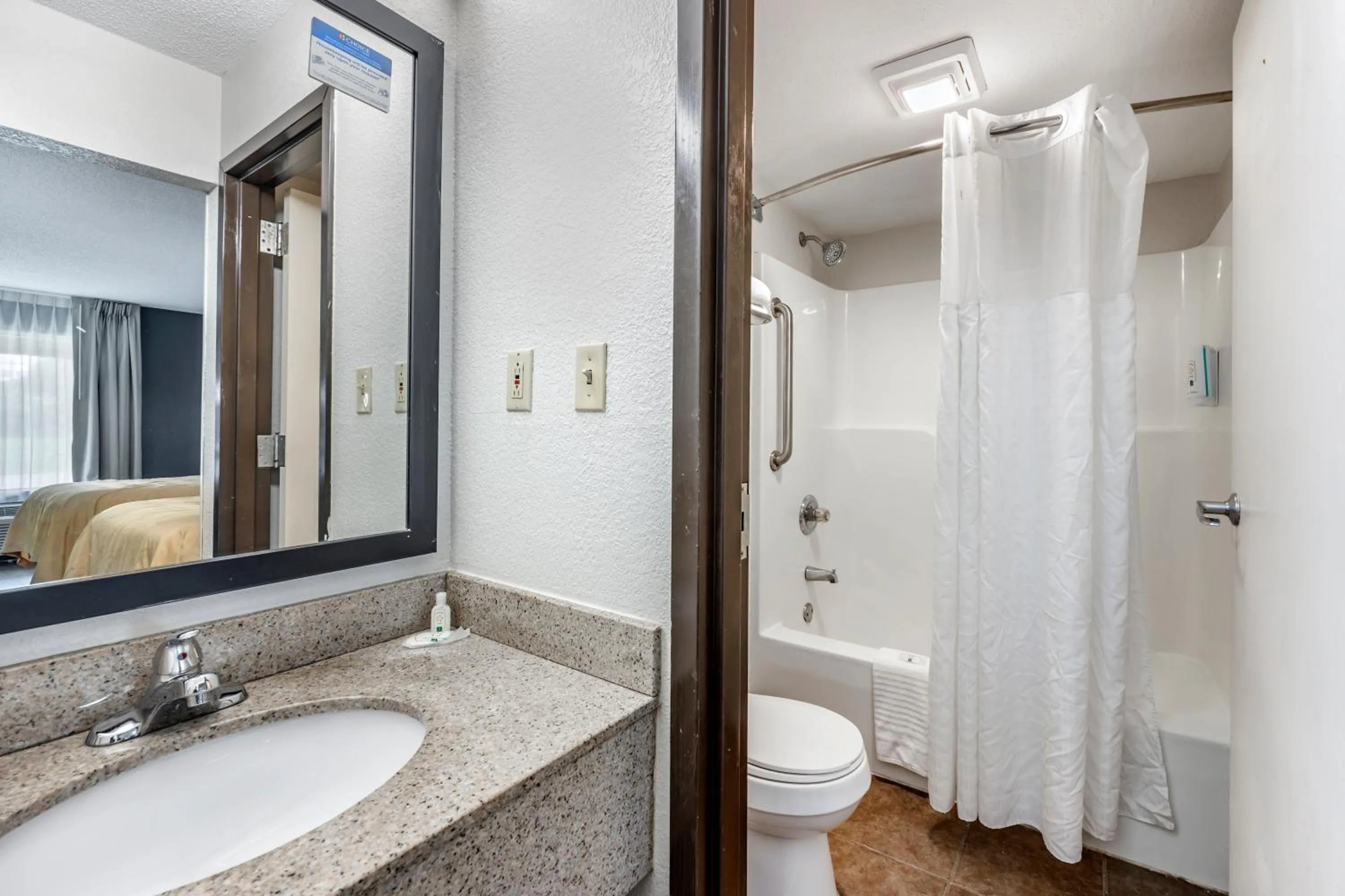 Shower in Quality Inn Glasgow