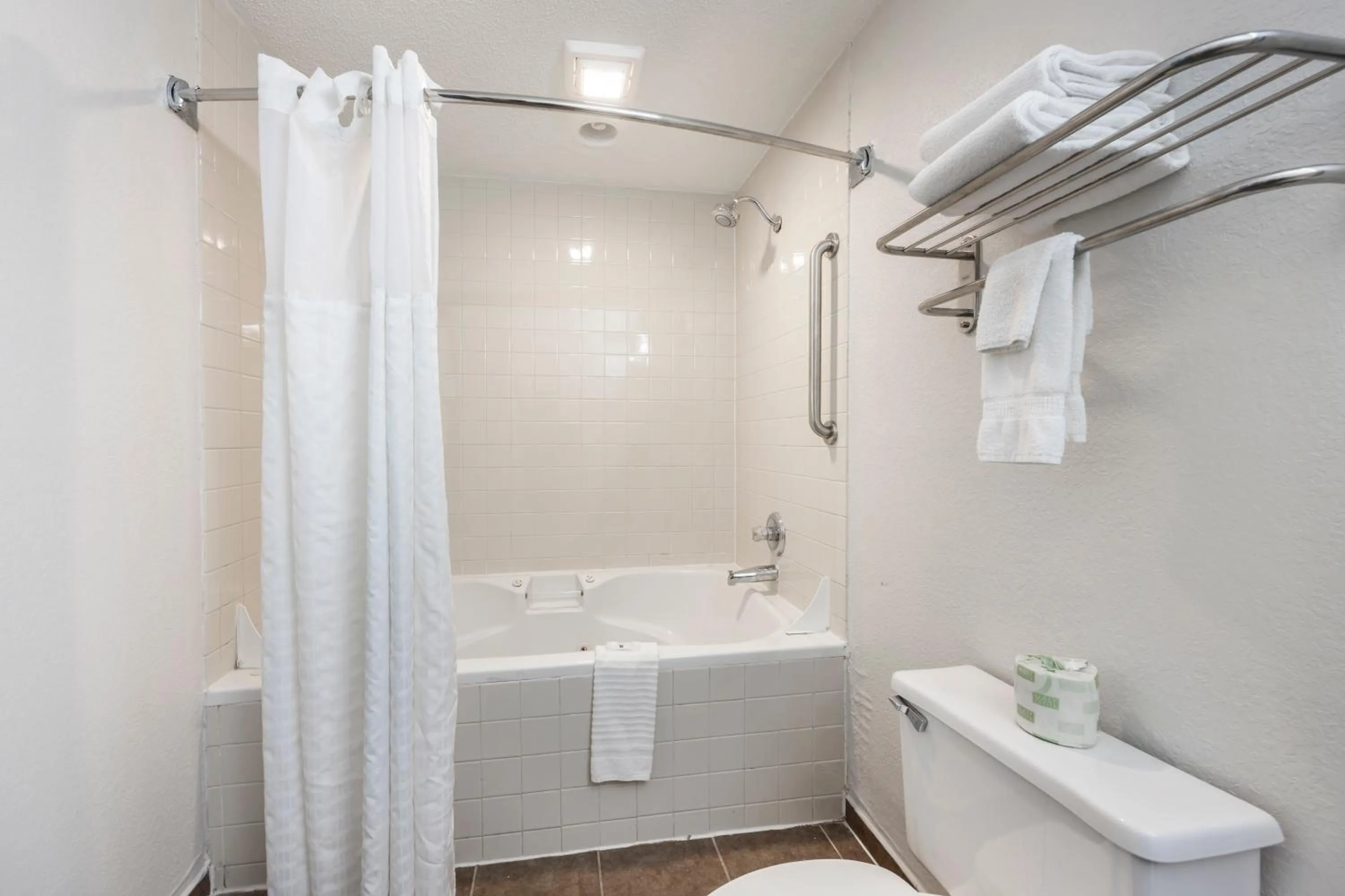 Shower in Quality Inn Glasgow