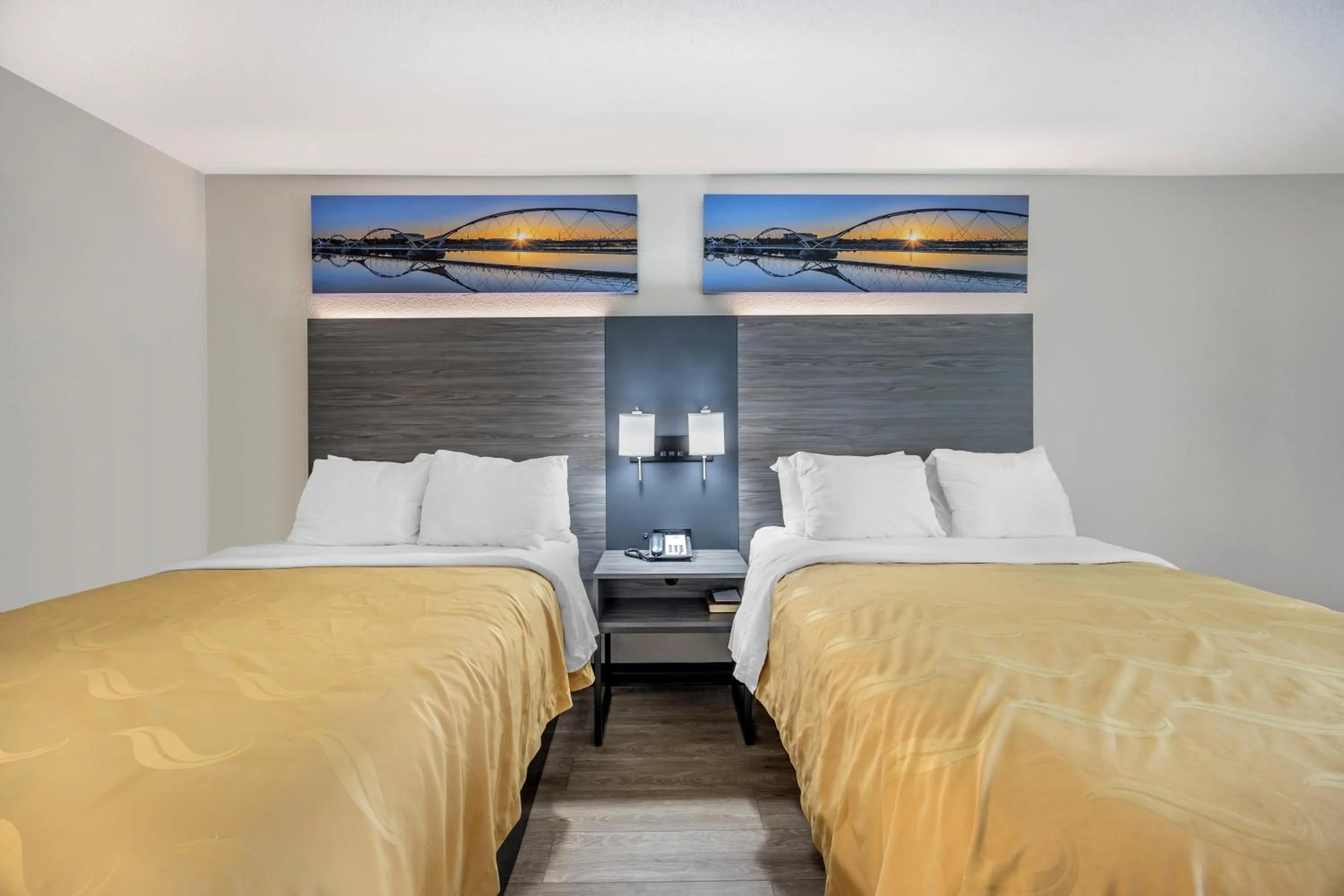 Bed in Quality Inn Glasgow