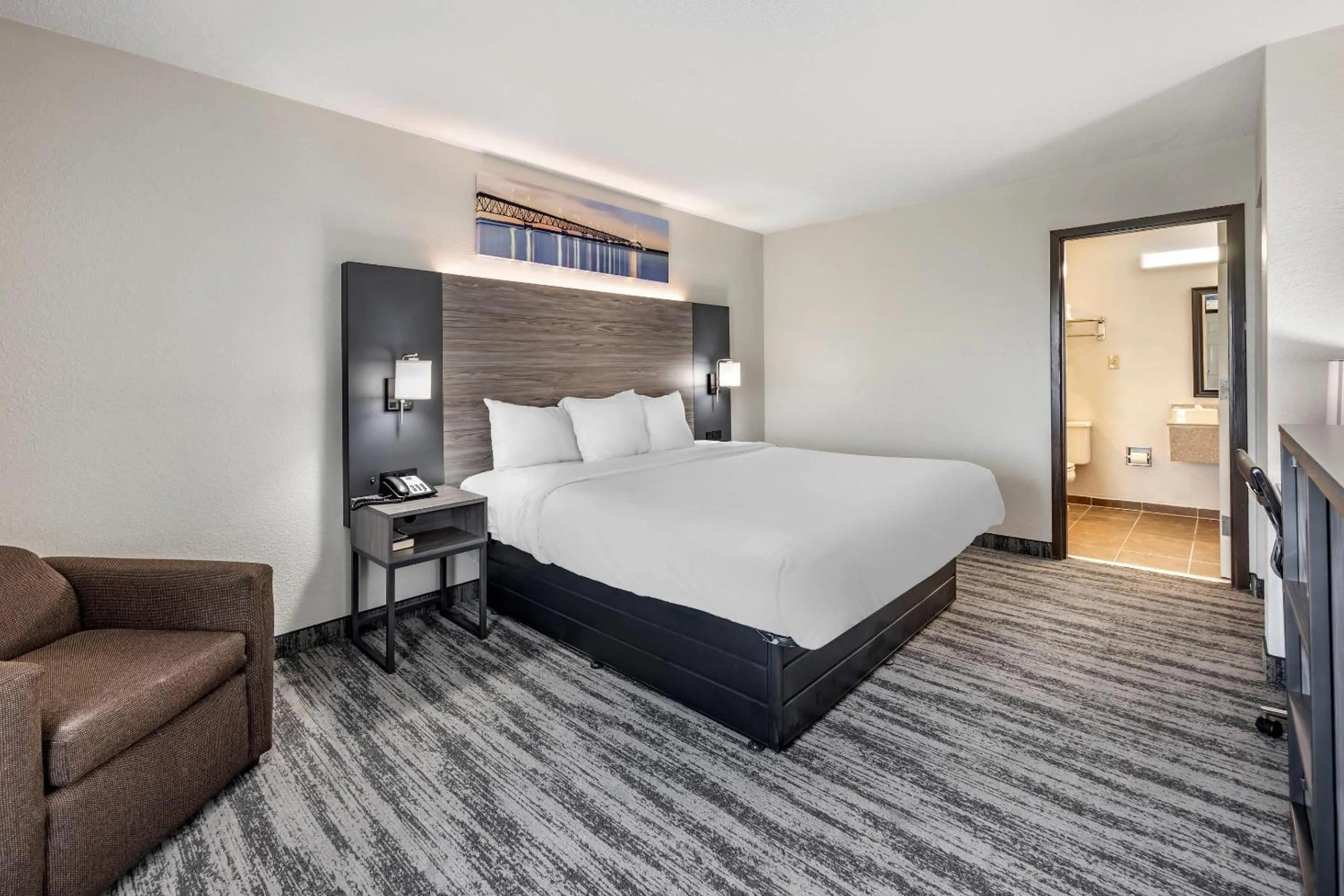 Bedroom, Bed in Quality Inn Glasgow