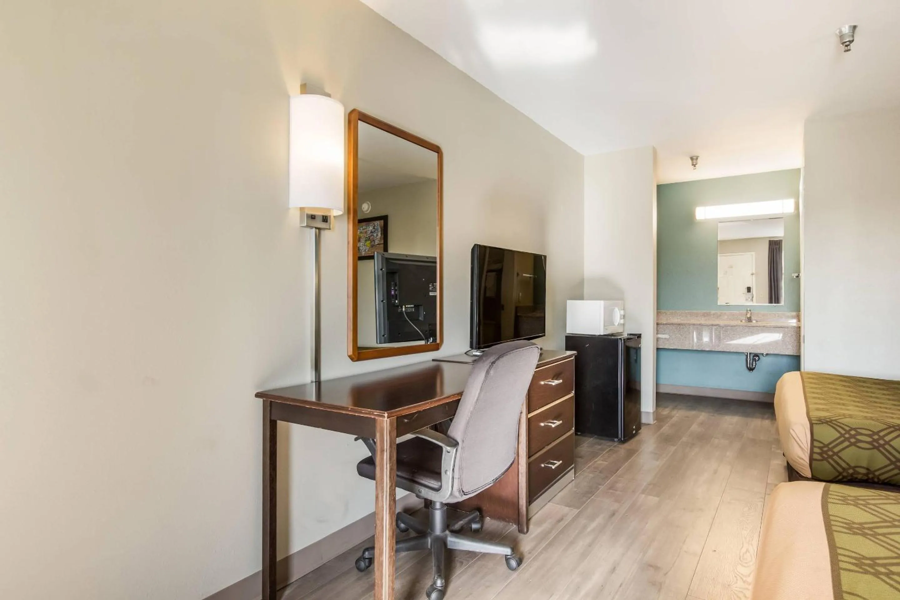 Bedroom in Econo Lodge Inn & Suites I-65