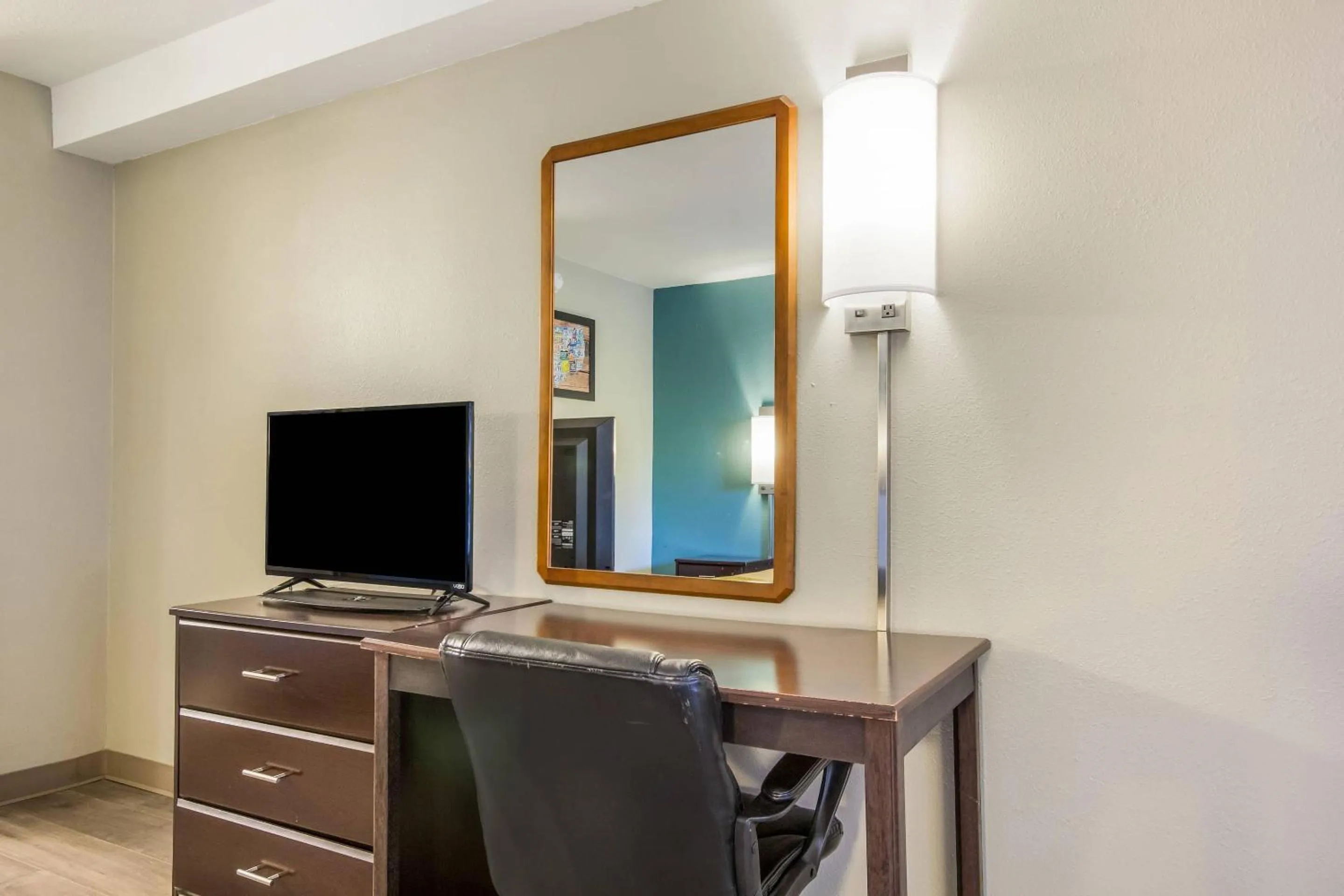 Bedroom in Econo Lodge Inn & Suites I-65