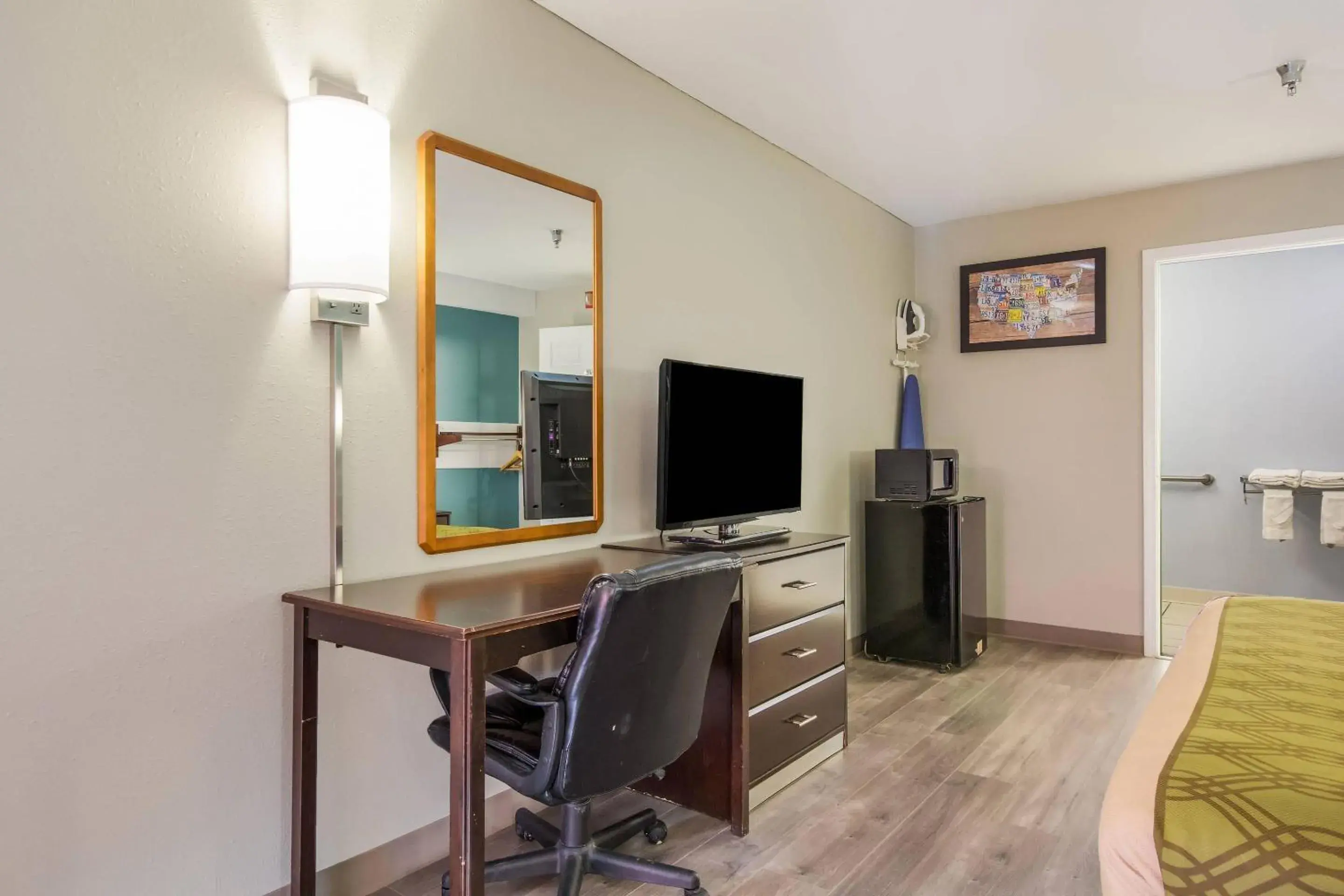 Bedroom in Econo Lodge Inn & Suites I-65 Bedroom in Econo Lodge Inn & Suites I-65