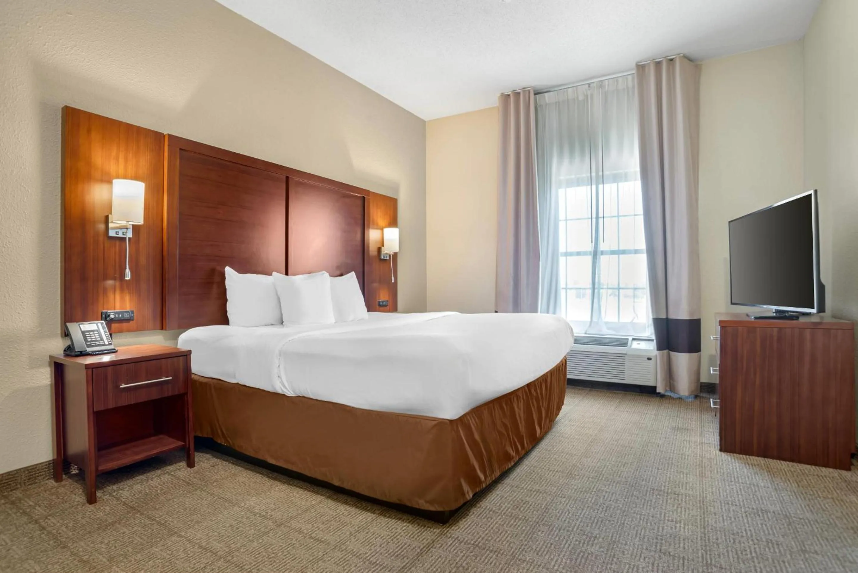 Bedroom, Bed in Comfort Suites Monroe