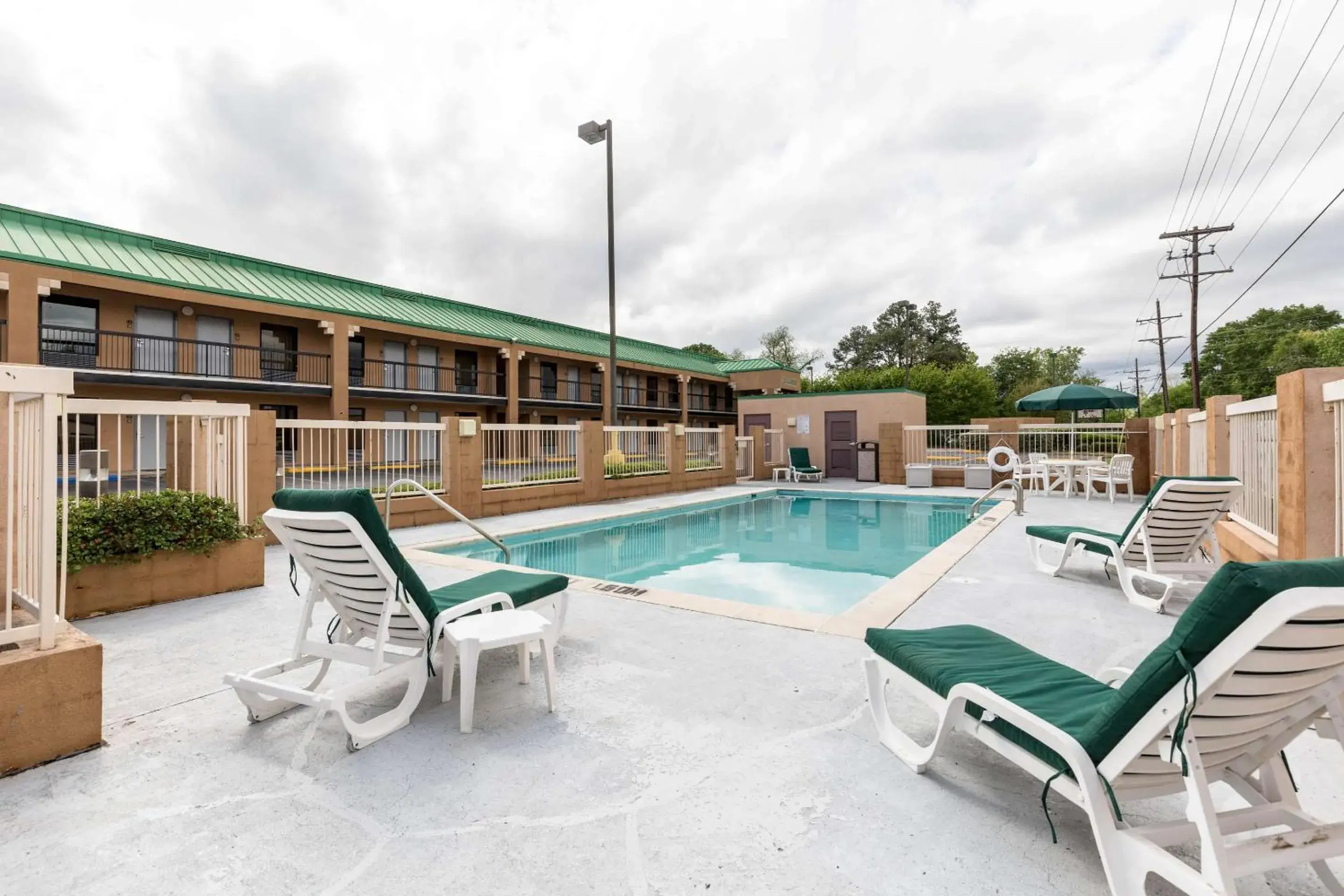 Swimming pool in Quality Inn Alexandria Swimming pool in Quality Inn Alexandria