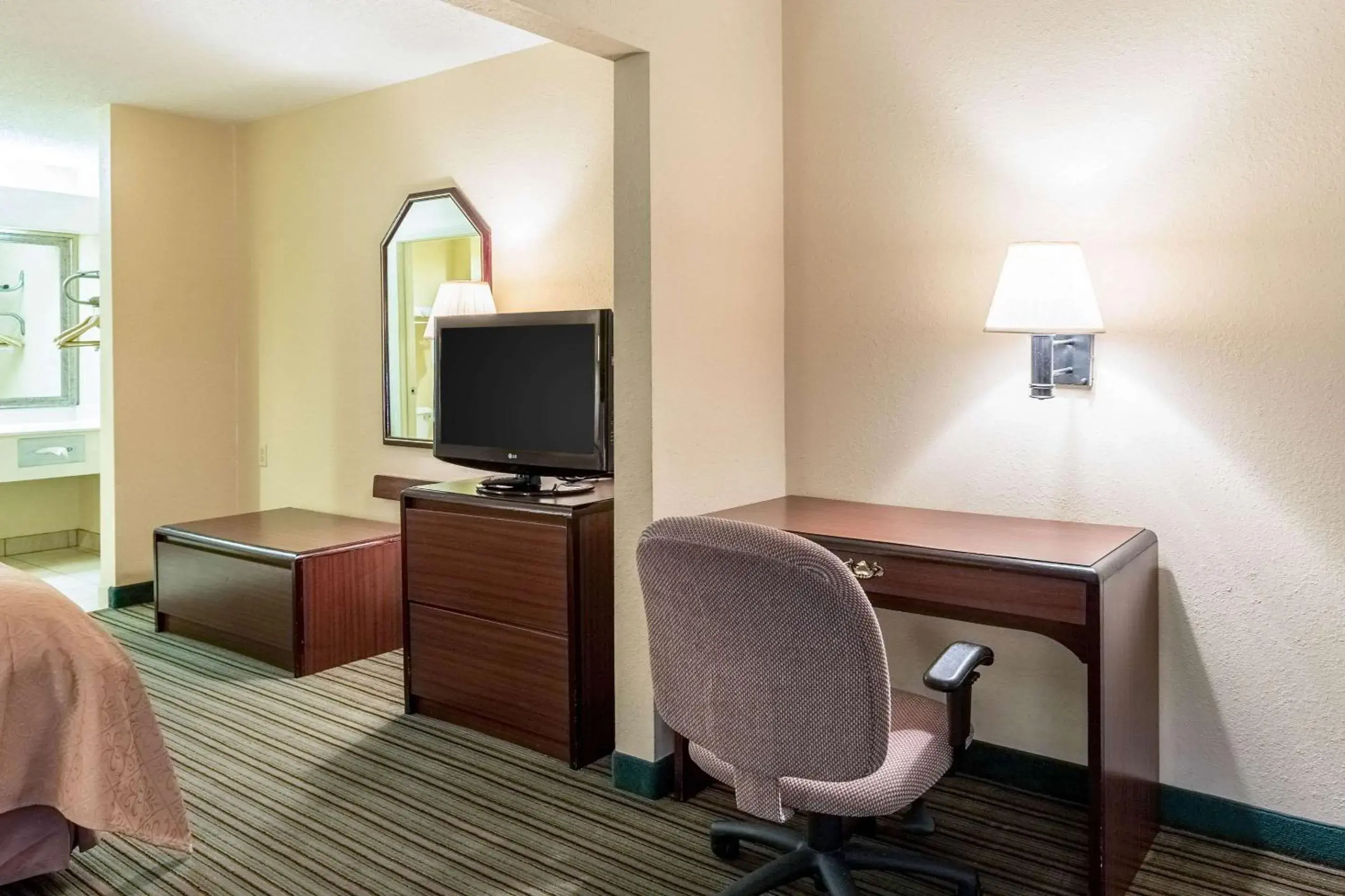 Photo of the whole room, TV/Entertainment Center in Quality Inn 