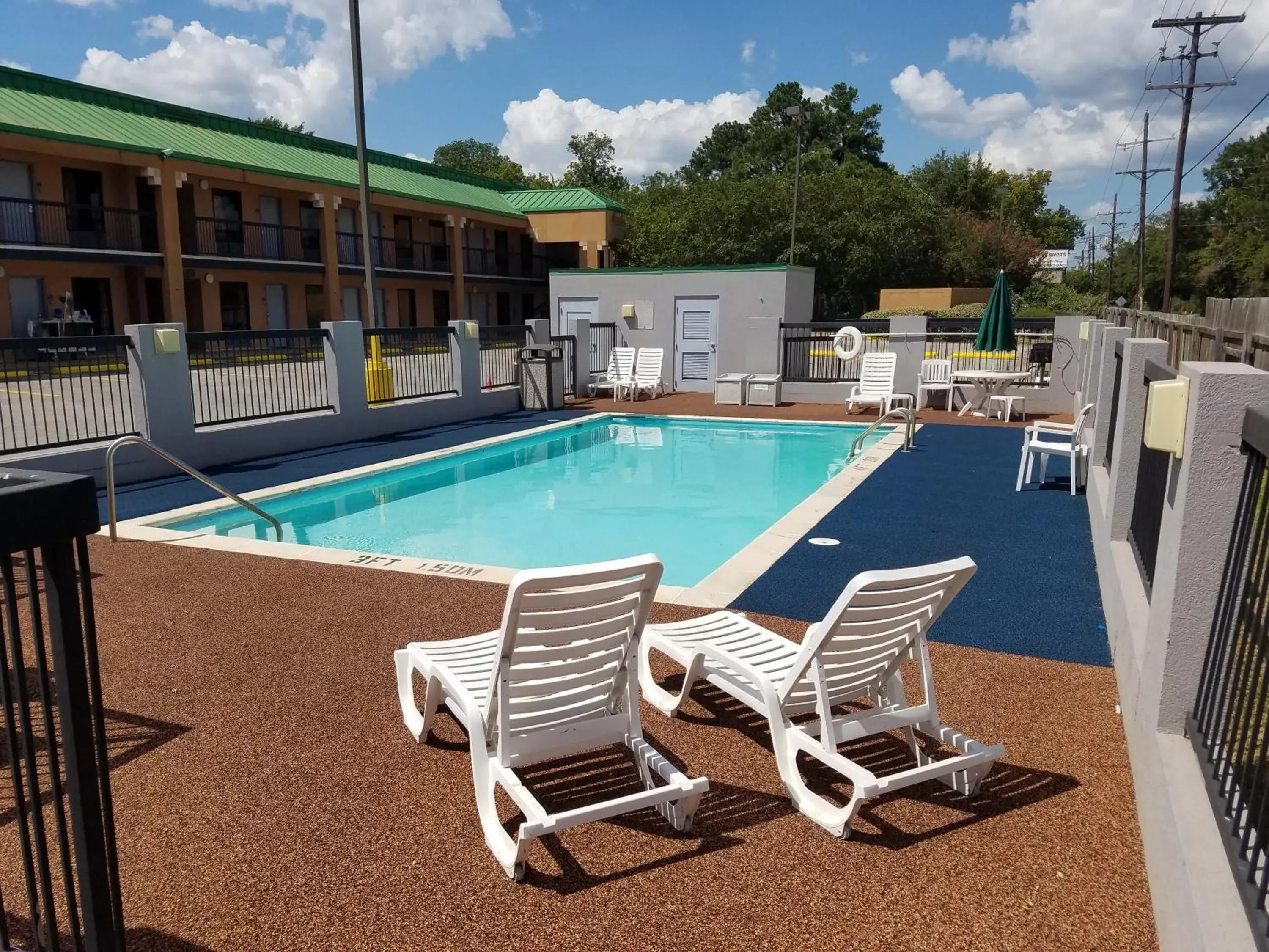 Property building, Swimming Pool in Quality Inn 