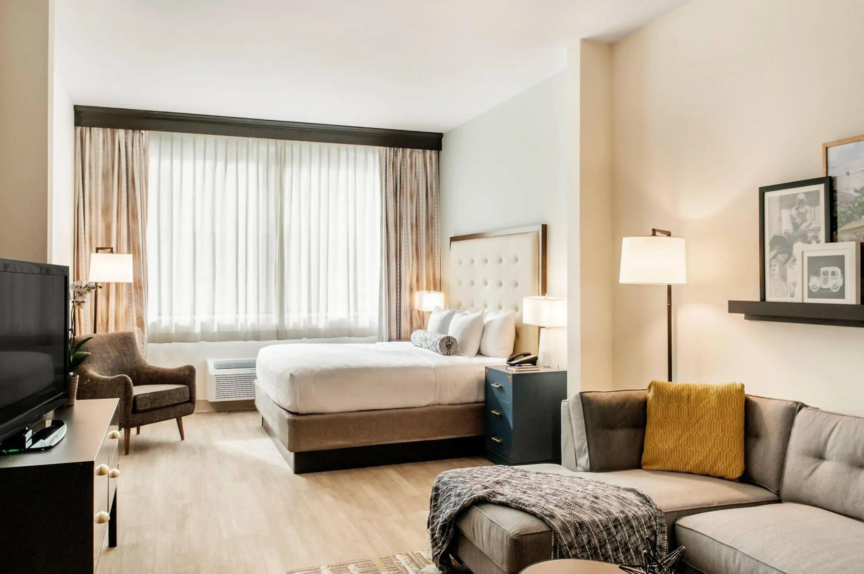 Bedroom, Bed in St Charles Coach House, an Ascend Collection Hotel