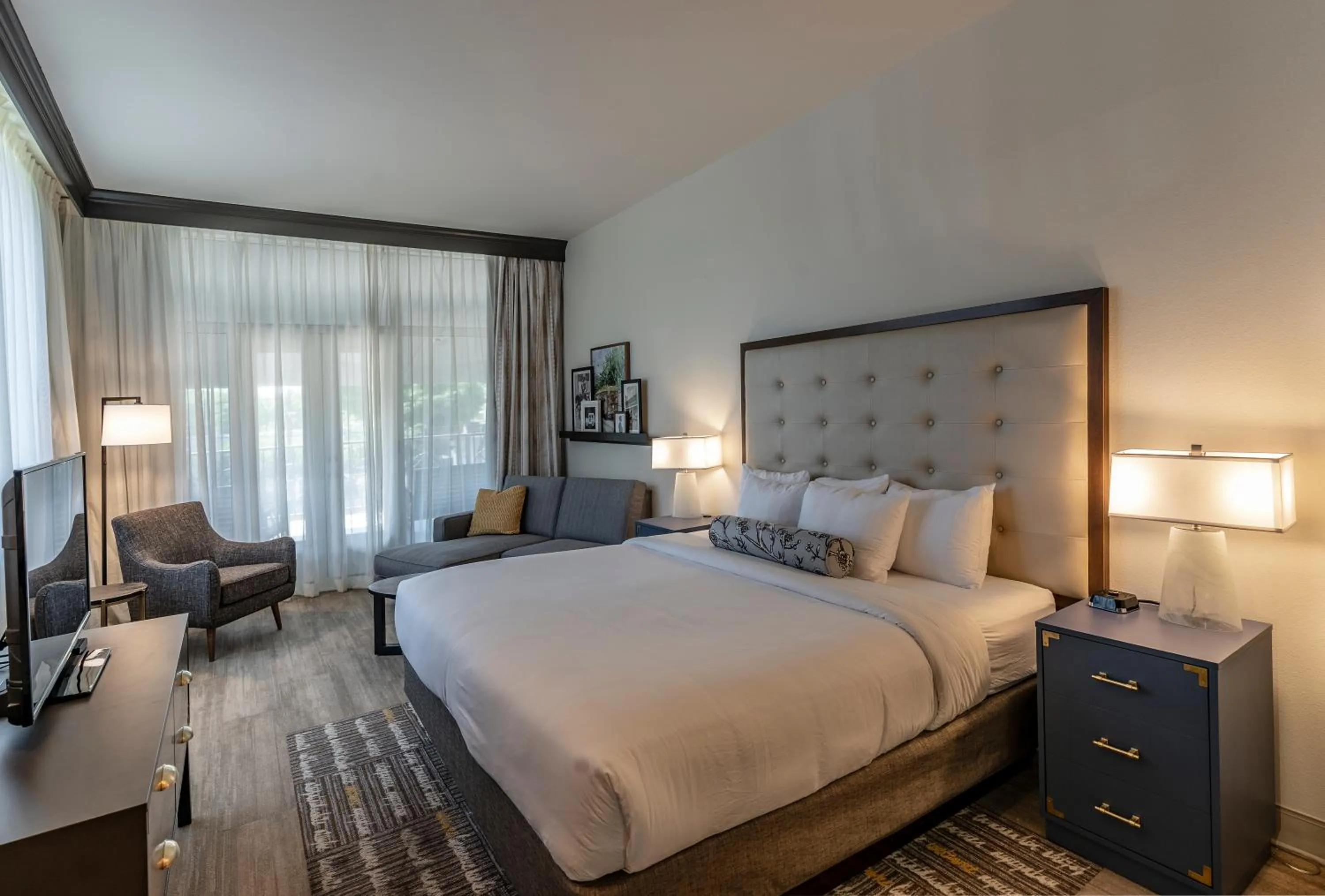 Balcony/Terrace, Bed in St Charles Coach House, an Ascend Collection Hotel