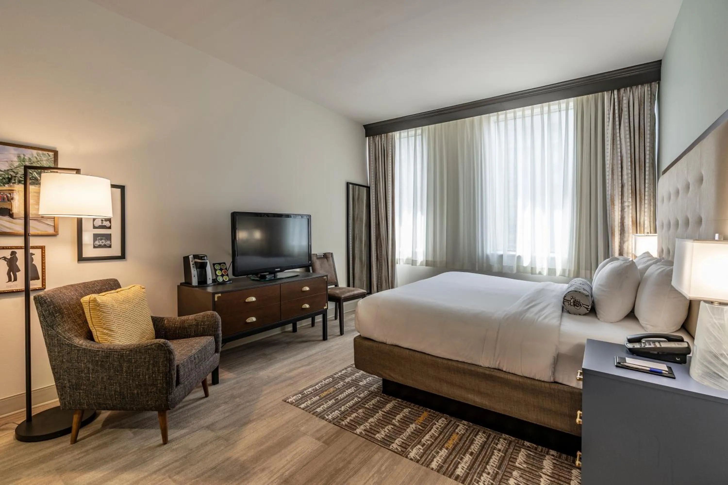 Bedroom, Bed in St Charles Coach House, an Ascend Collection Hotel