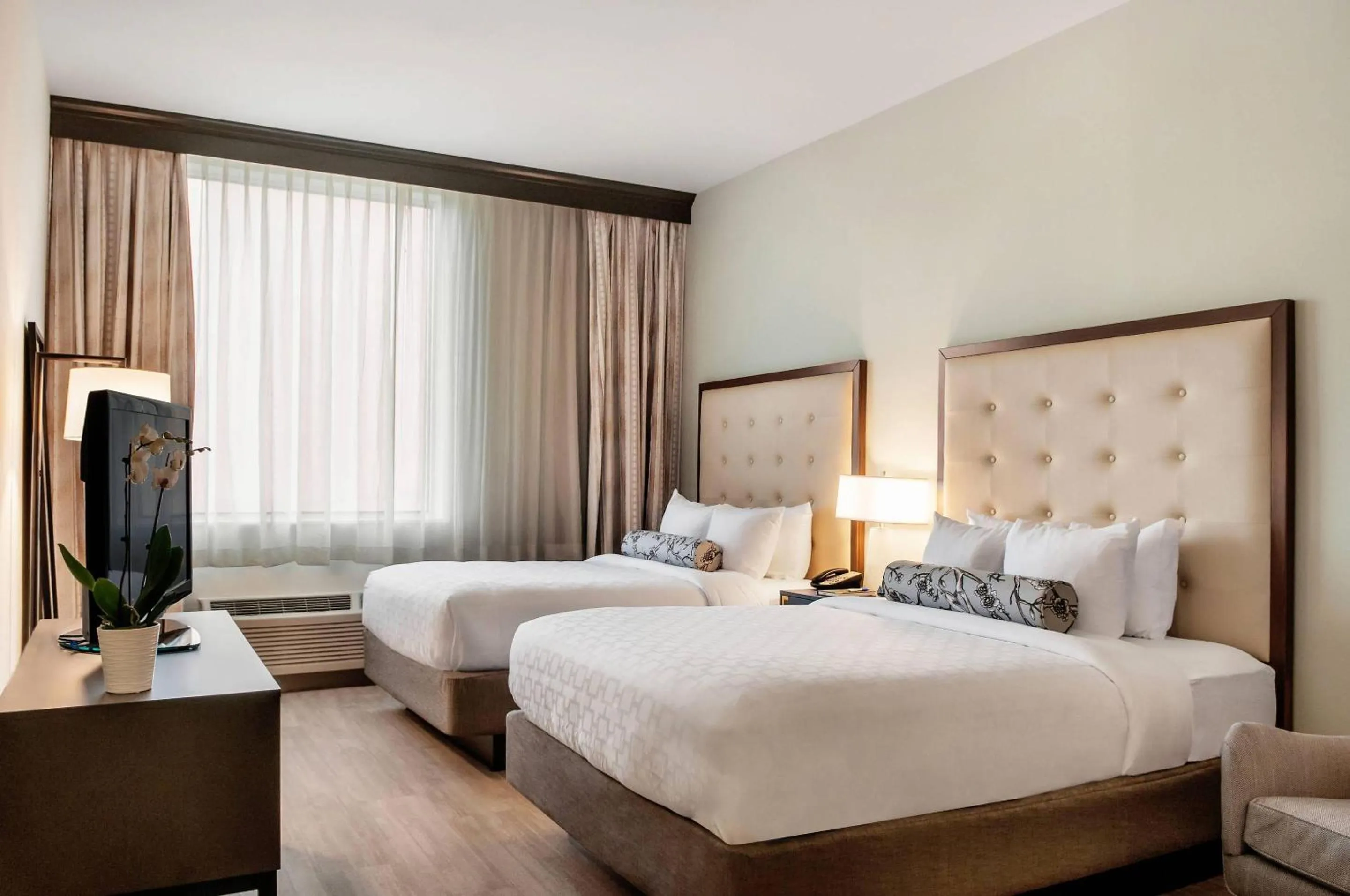 Bedroom, Bed in St Charles Coach House, an Ascend Collection Hotel