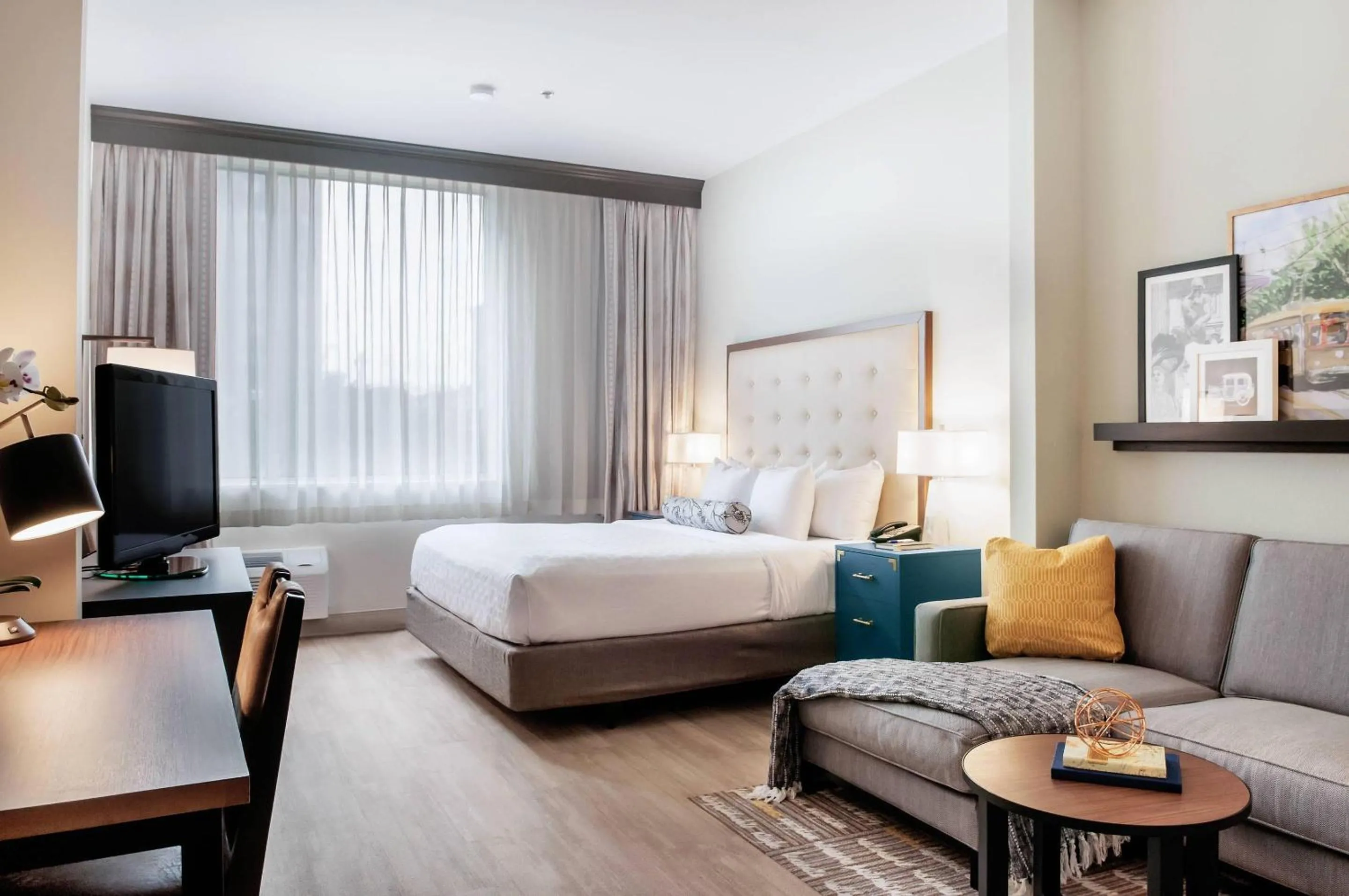 Bedroom, Bed in St Charles Coach House, an Ascend Collection Hotel