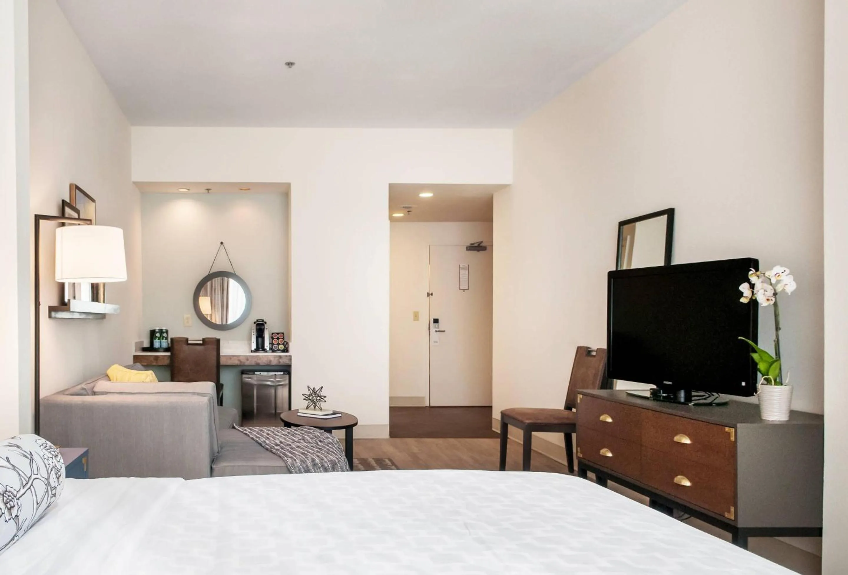 Bedroom, Bed in St Charles Coach House, an Ascend Collection Hotel