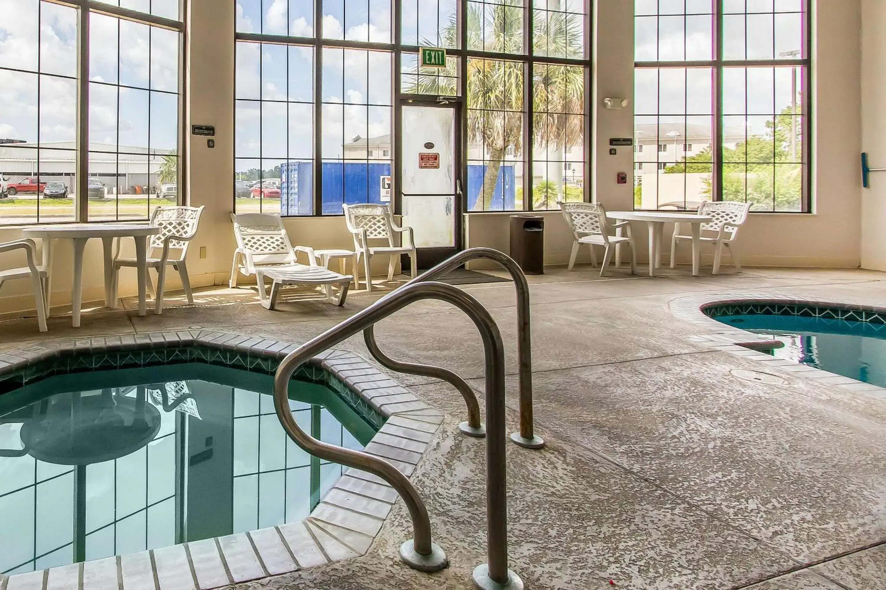 Swimming pool in Quality Suites New Iberia Swimming pool in Quality Suites New Iberia