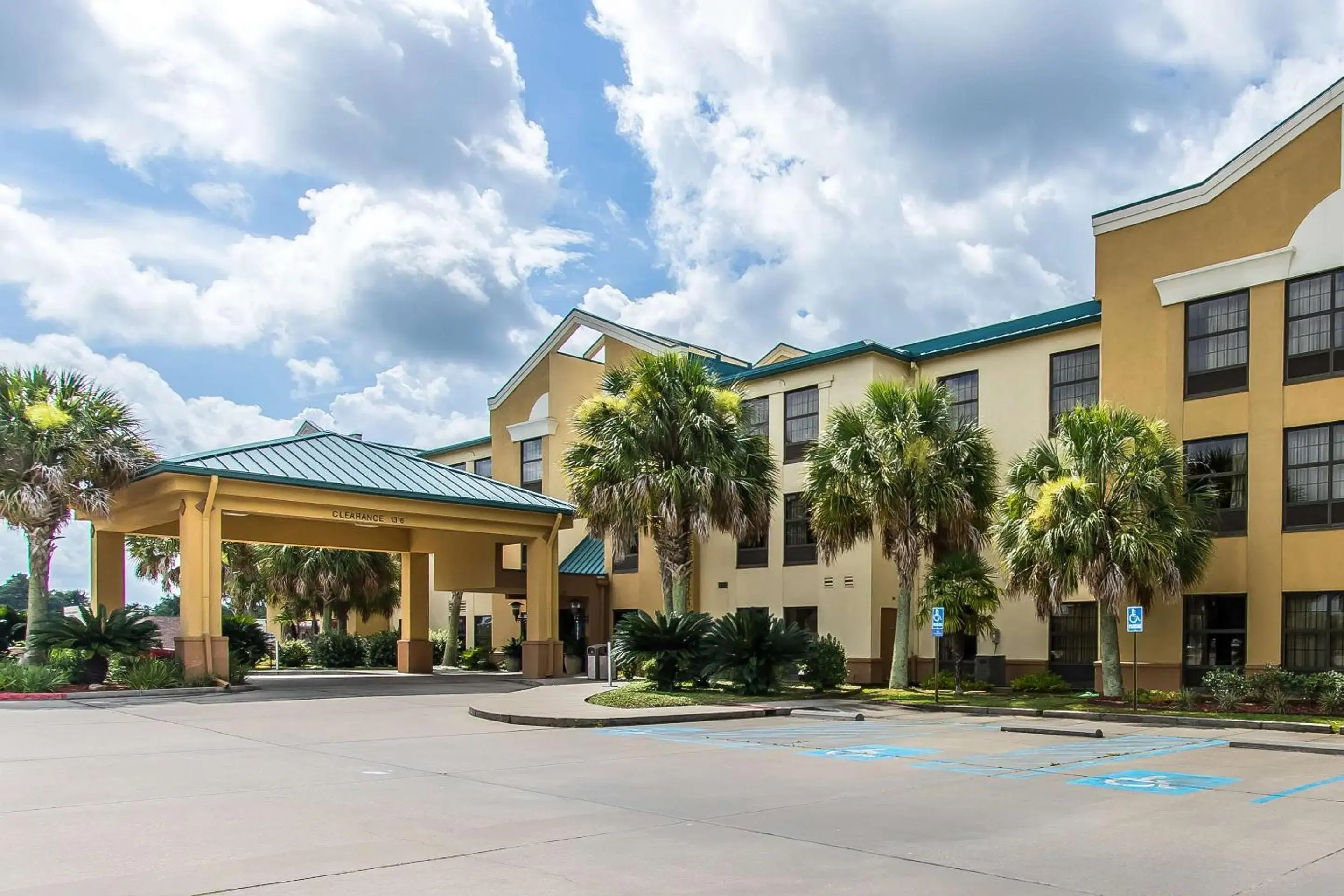 Property building in Quality Suites New Iberia Property building in Quality Suites New Iberia