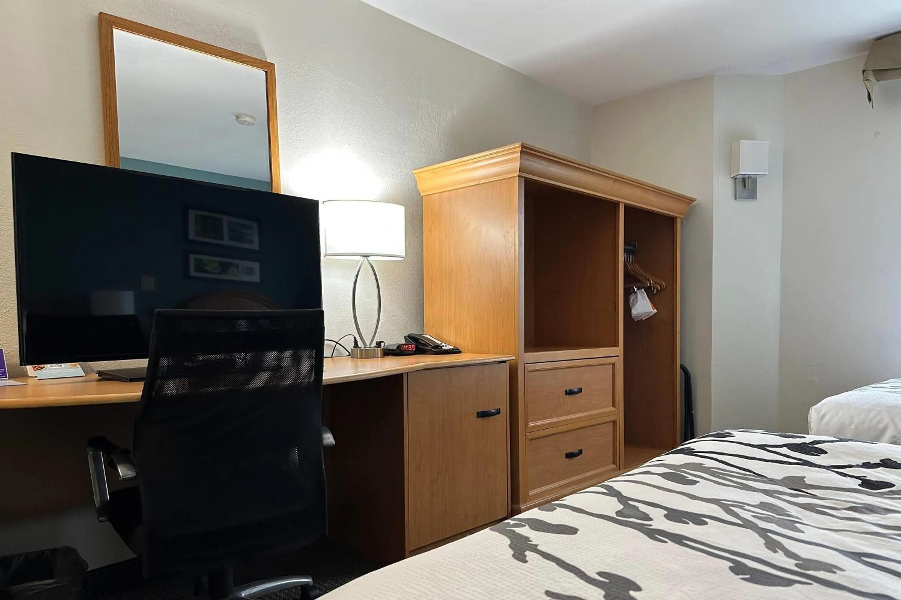 Photo of the whole room, Bed in Baymont by Wyndham Slidell