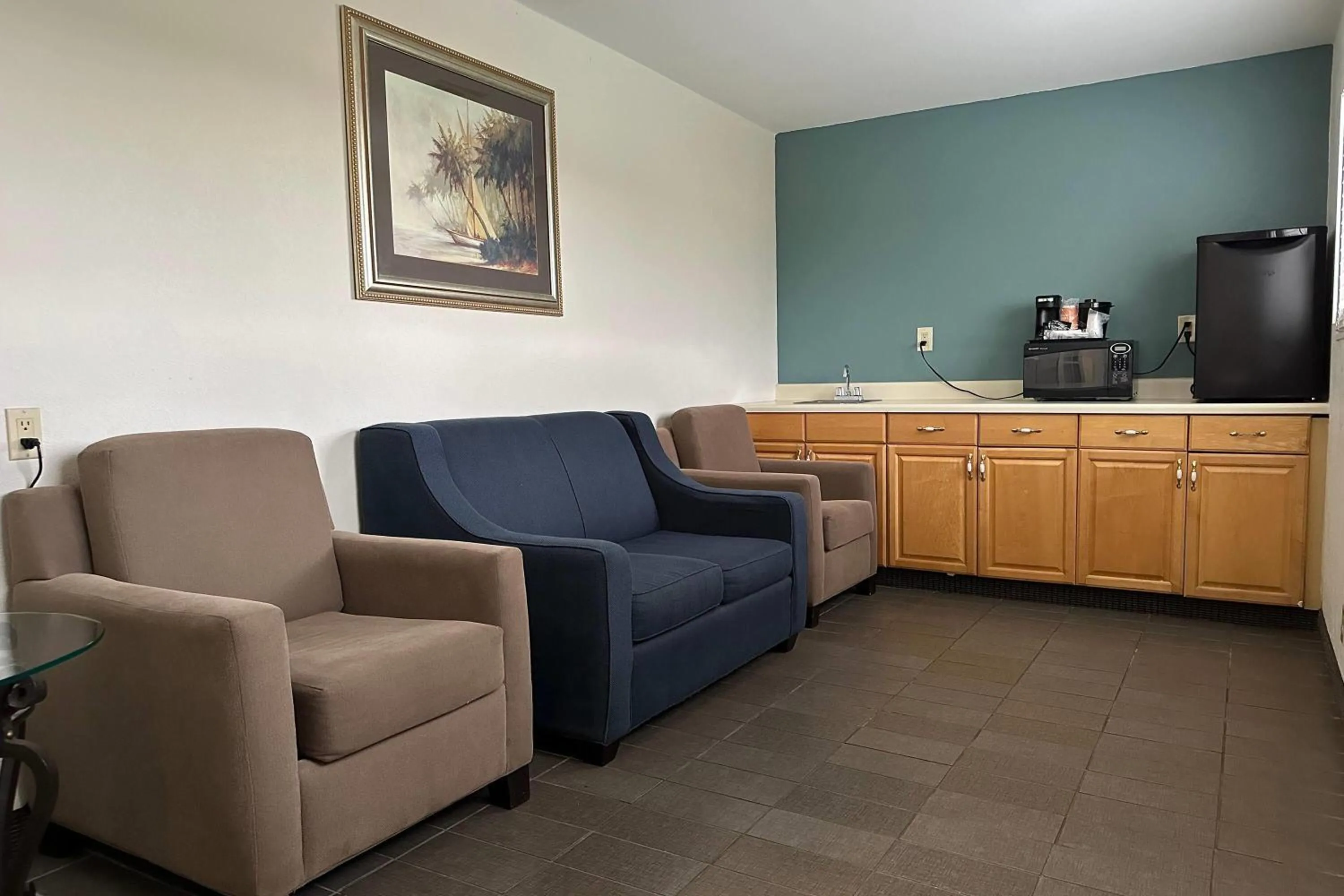 Photo of the whole room in Baymont by Wyndham Slidell