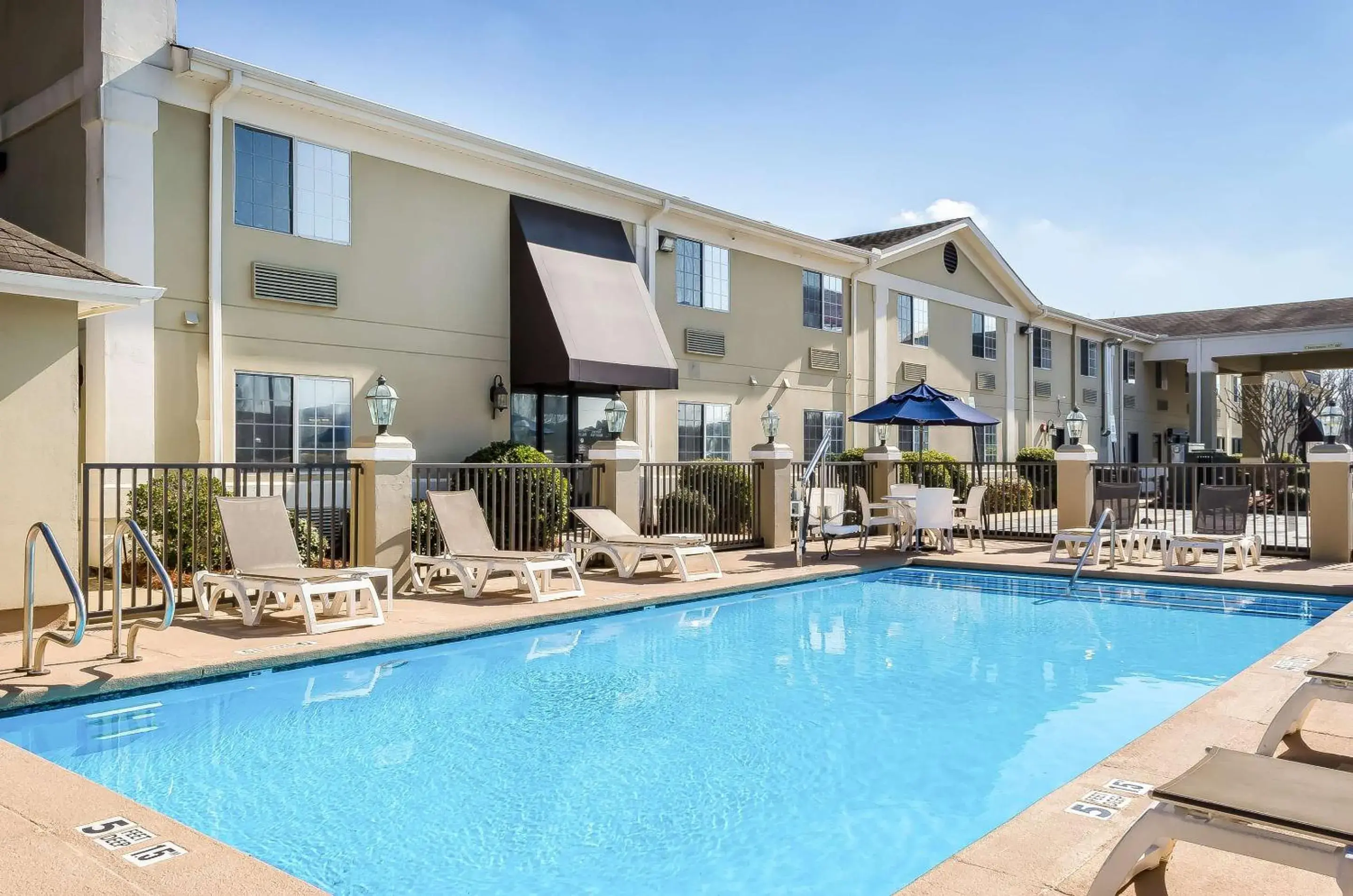 Swimming pool in Quality Inn Ruston Swimming pool in Quality Inn Ruston