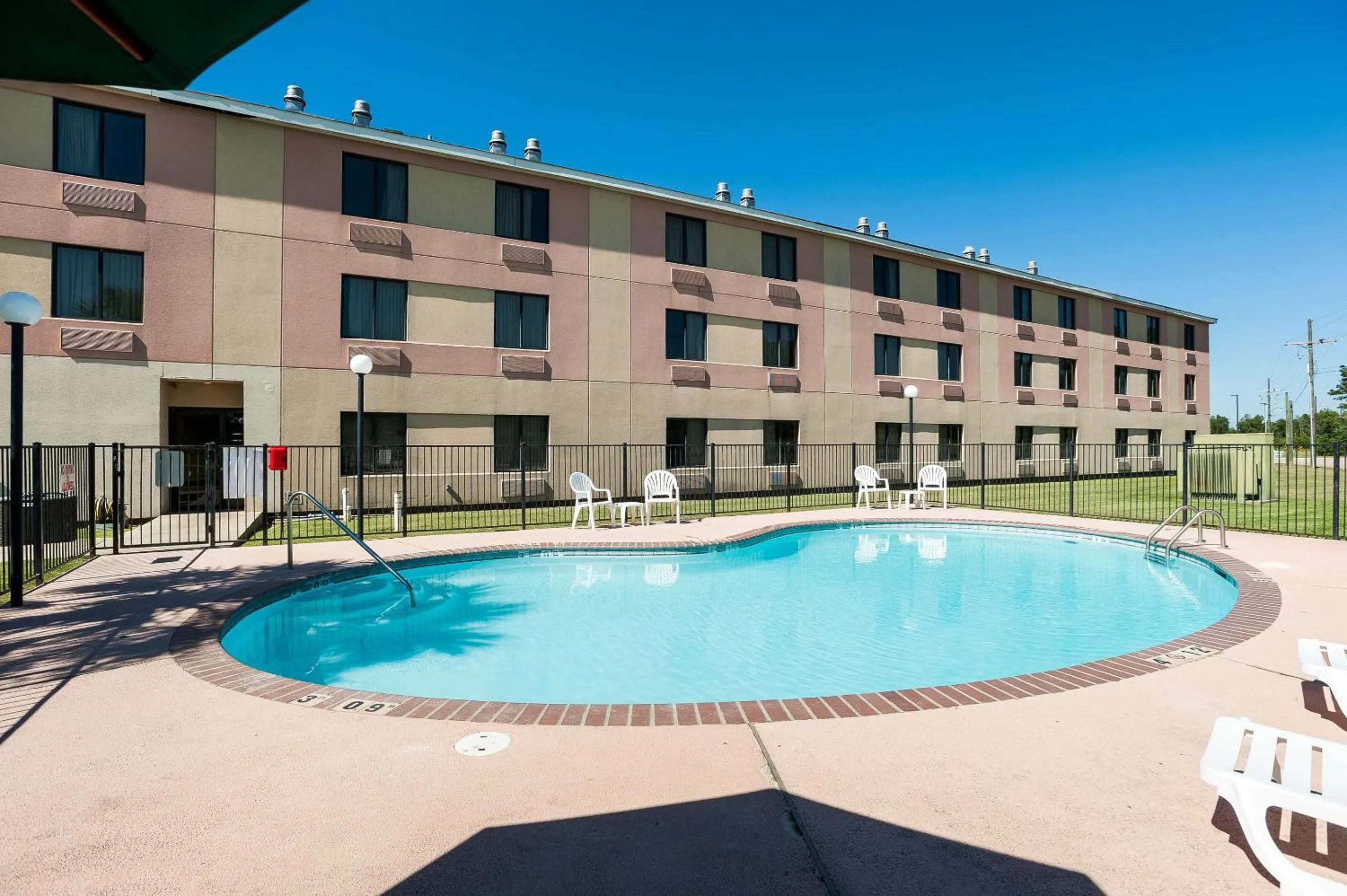 Swimming pool in Quality Inn &amp; Suites Lake Charles South