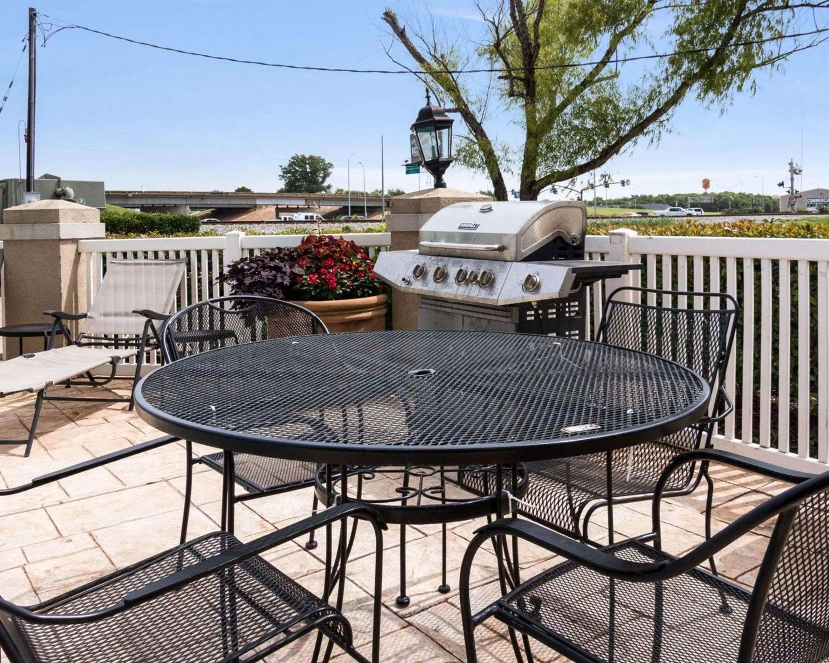 Swimming pool in Comfort Inn Bossier City Casino Area near Shreveport Downtown