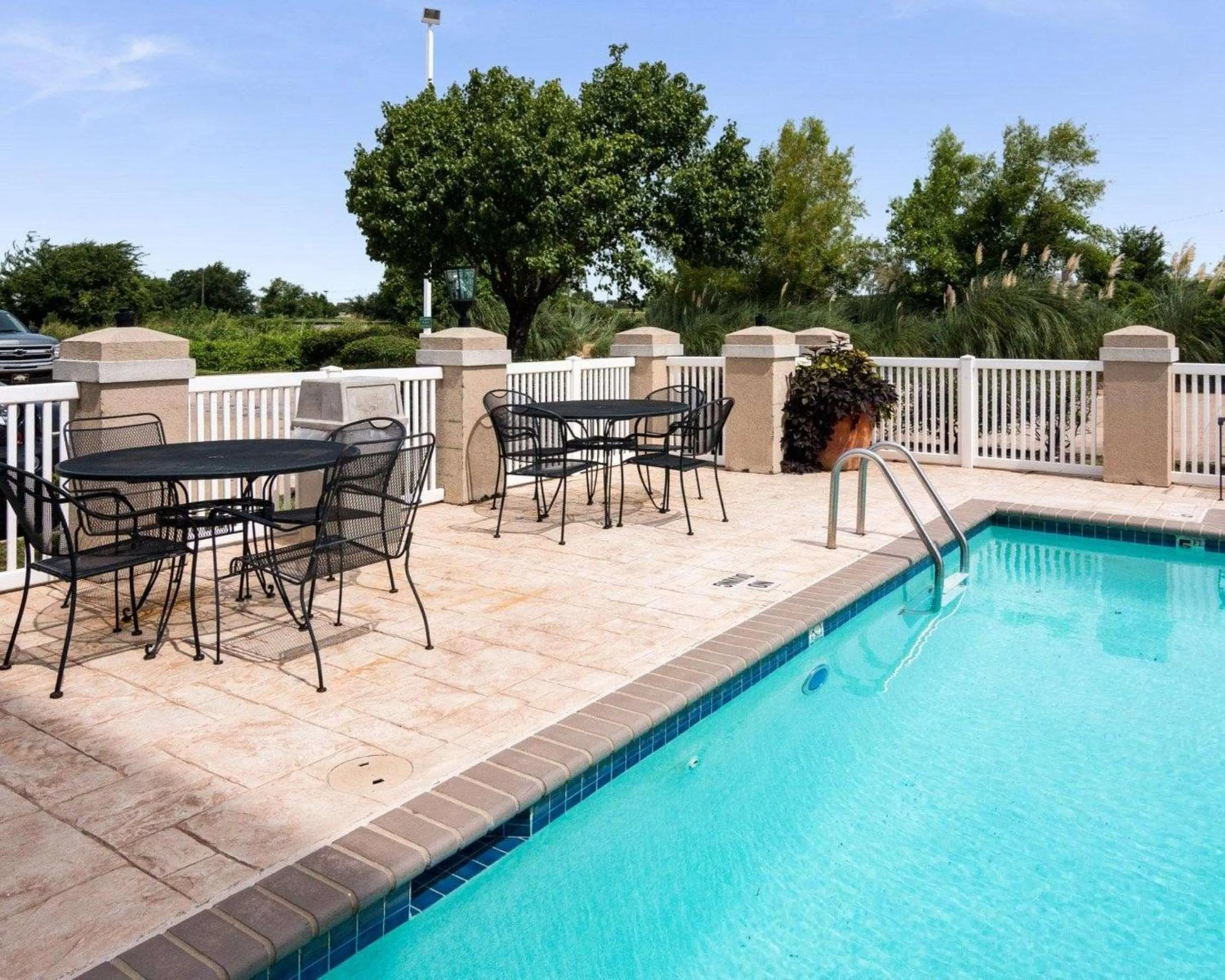 Swimming pool in Comfort Inn Bossier City Casino Area near Shreveport Downtown