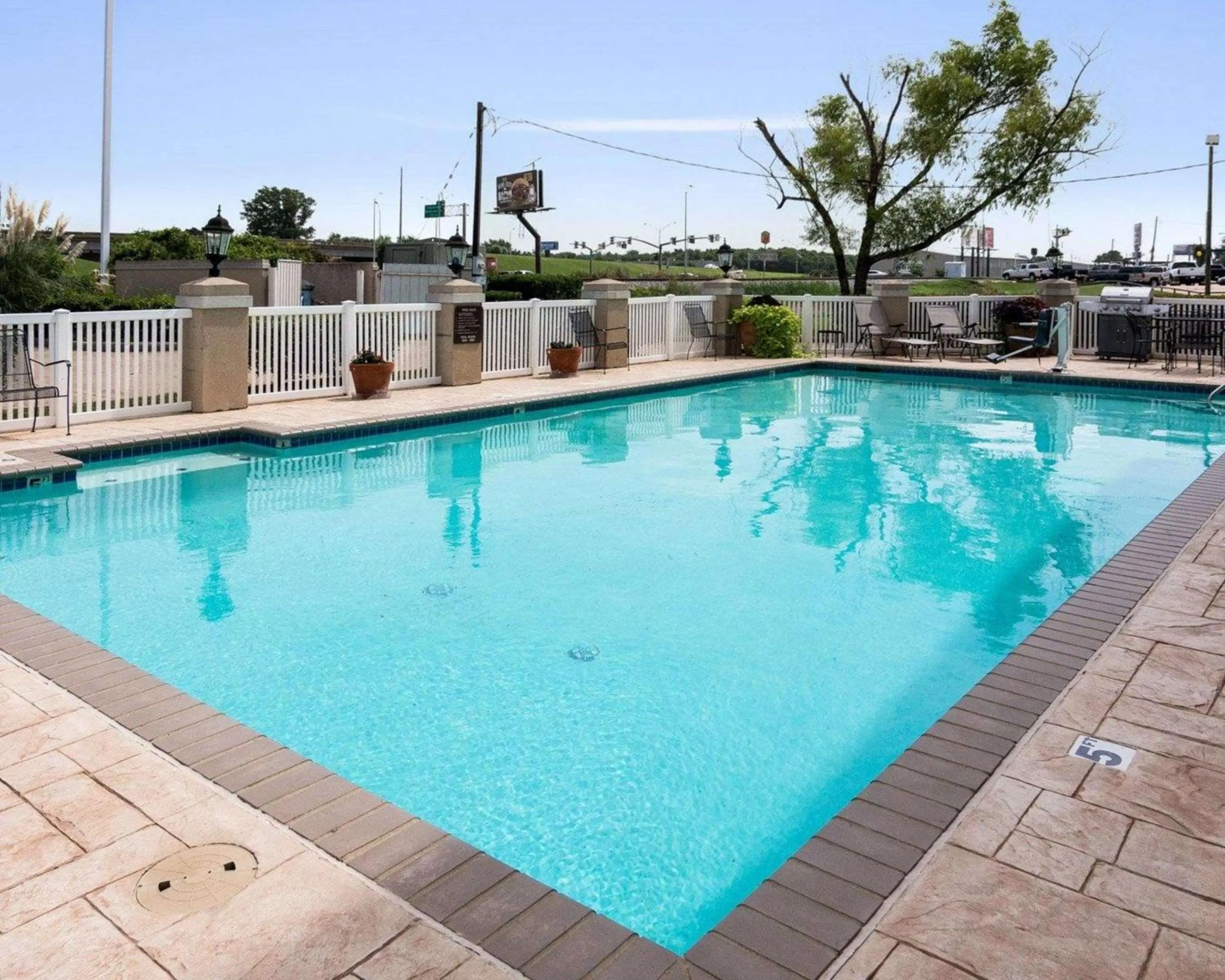 Swimming pool in Comfort Inn Bossier City Casino Area near Shreveport Downtown