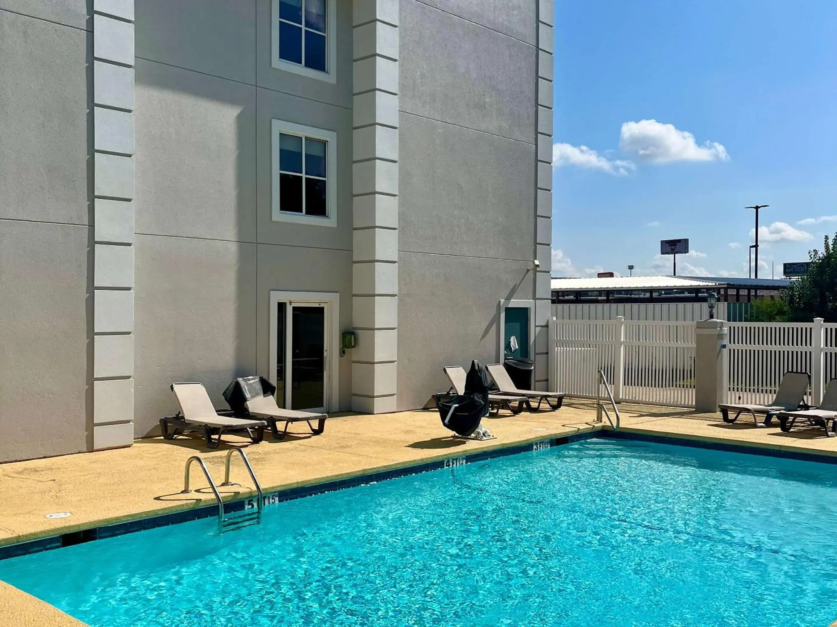 Swimming pool in Quality Inn & Suites West Monroe Swimming pool in Quality Inn & Suites West Monroe