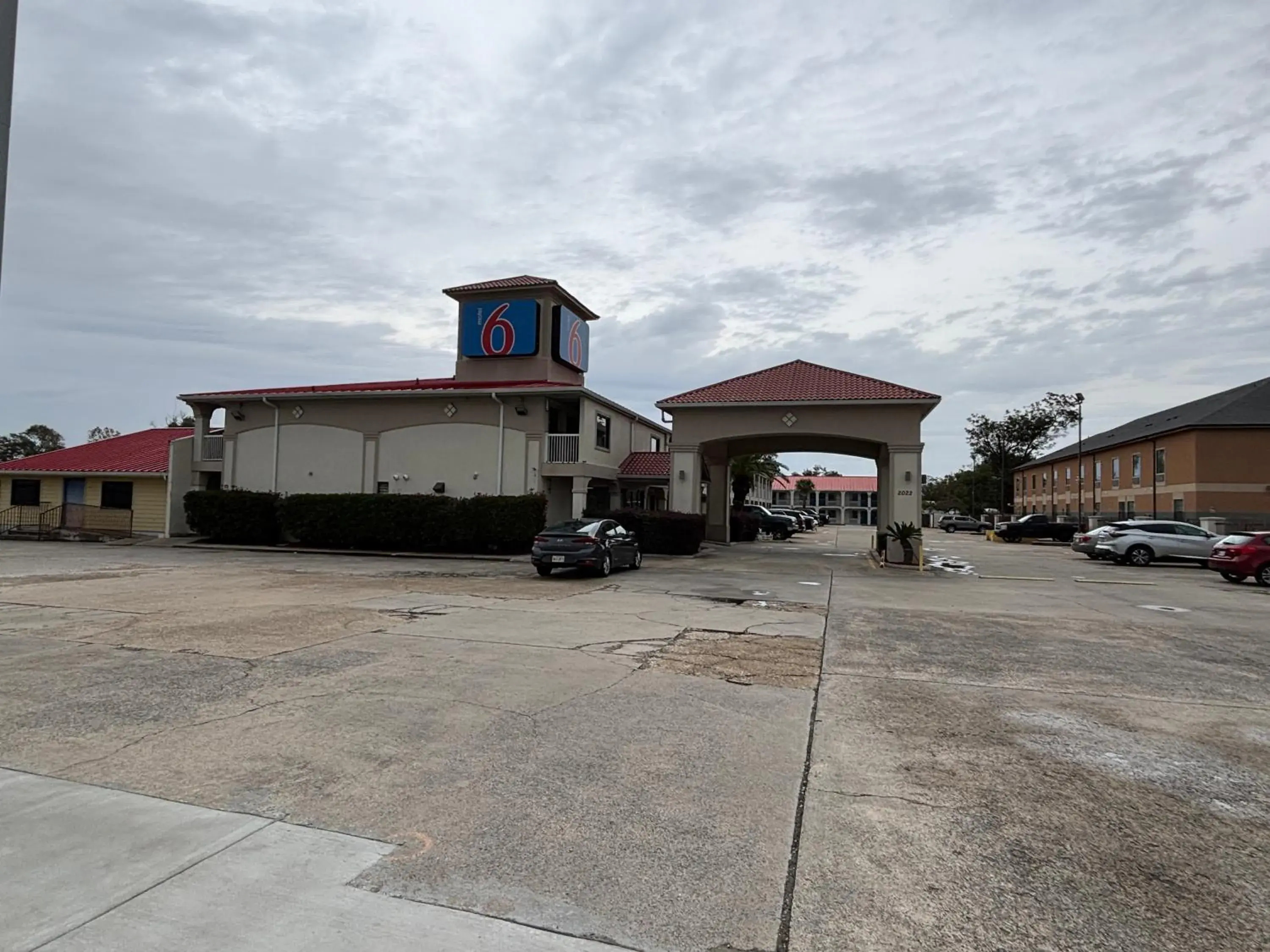 Property building in Motel 6-Sulphur, LA Property building in Motel 6-Sulphur, LA