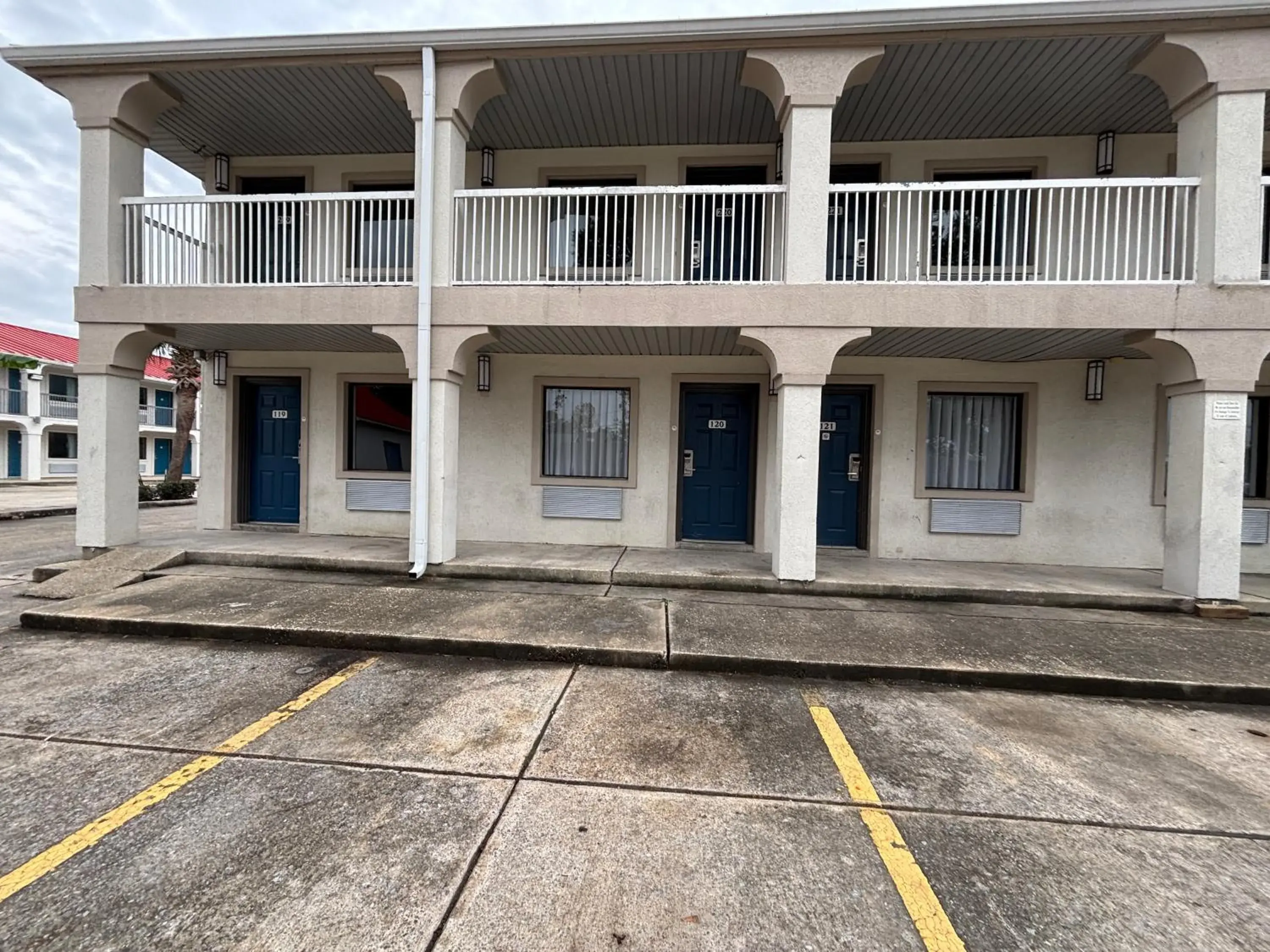 Property building in Motel 6-Sulphur, LA Property building in Motel 6-Sulphur, LA