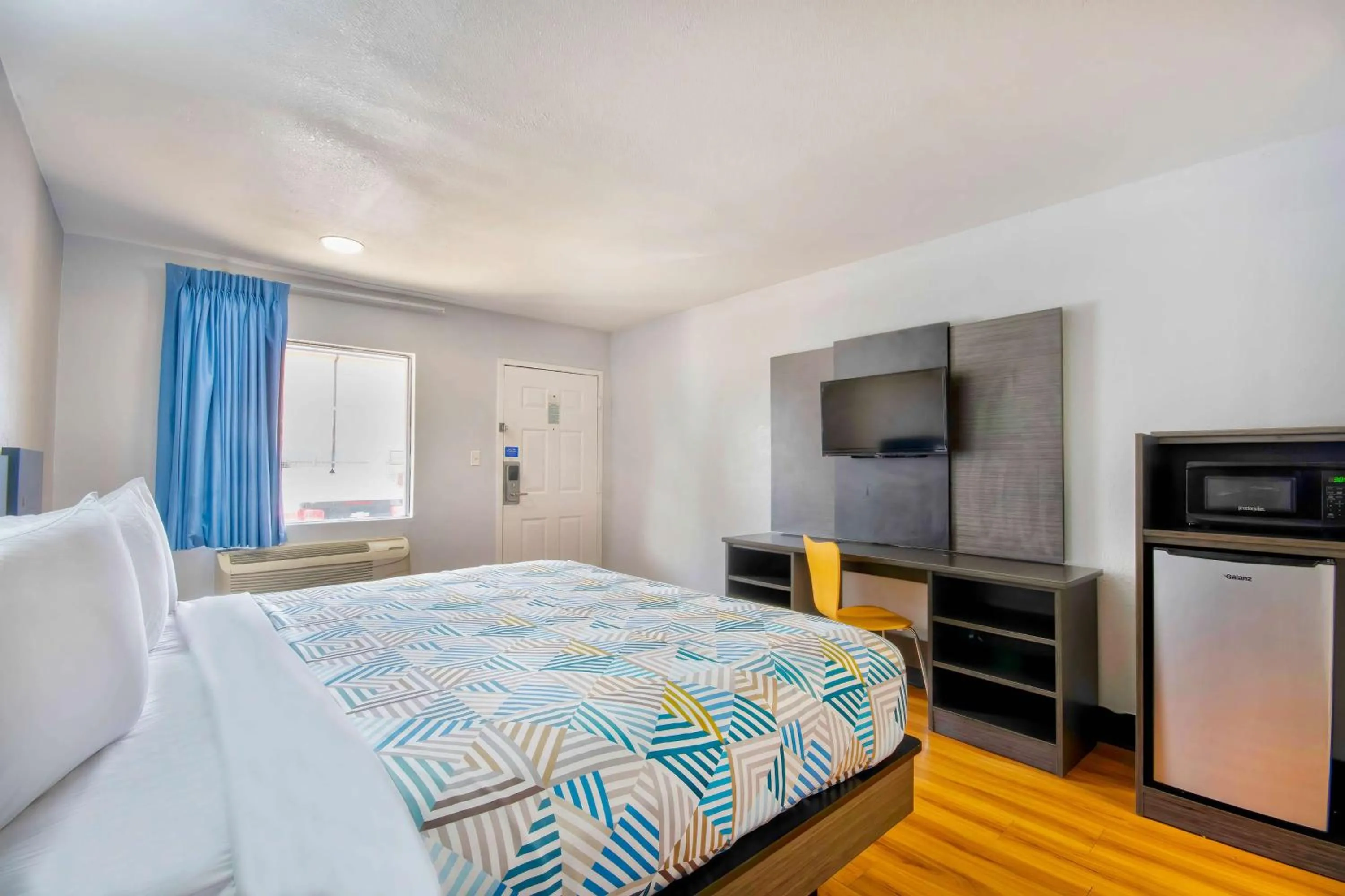 Bedroom, Bed in Motel 6-Sulphur, LA