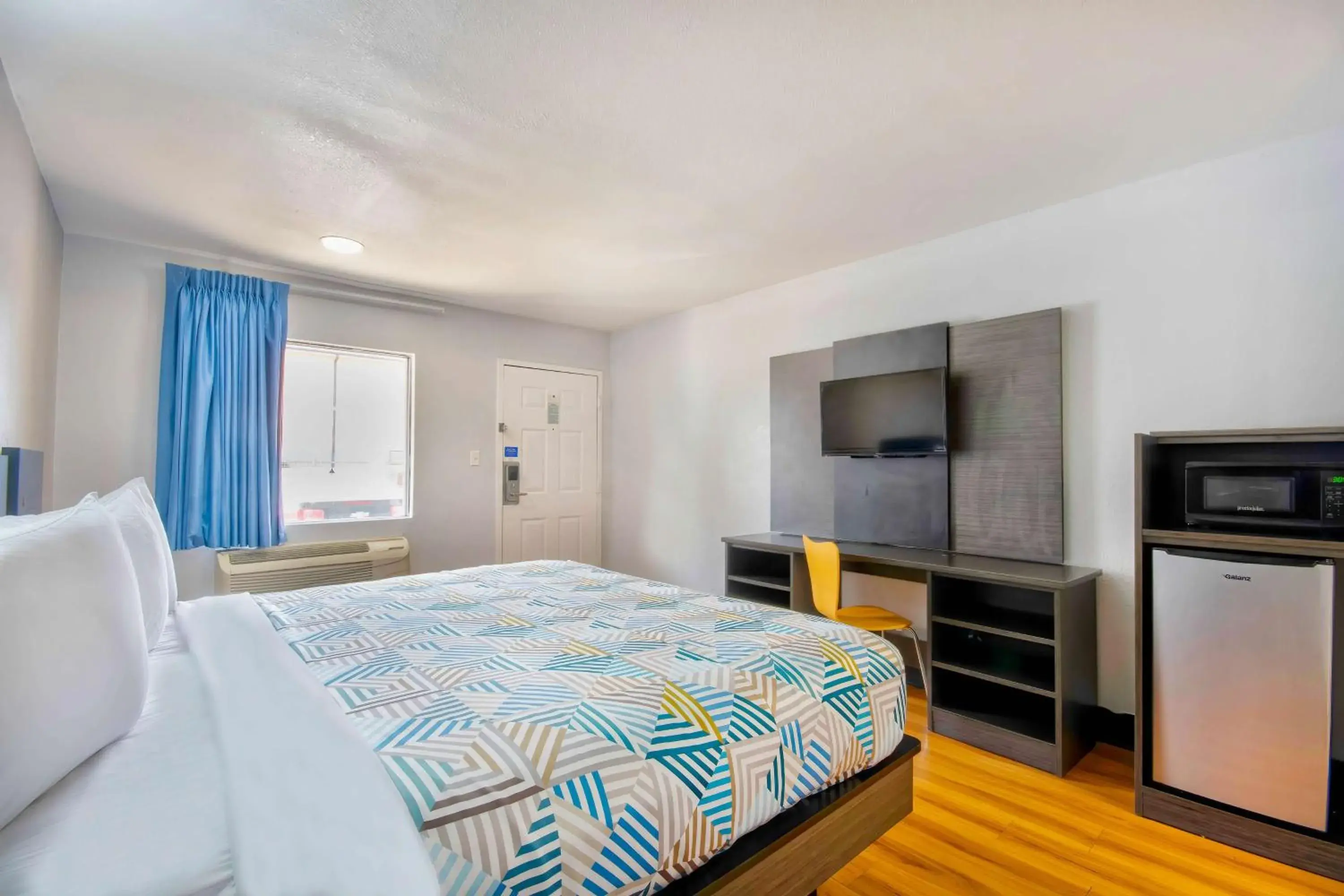 King Room - Disability Access - Non-Smoking in Motel 6-Sulphur, LA King Room - Disability Access - Non-Smoking in Motel 6-Sulphur, LA