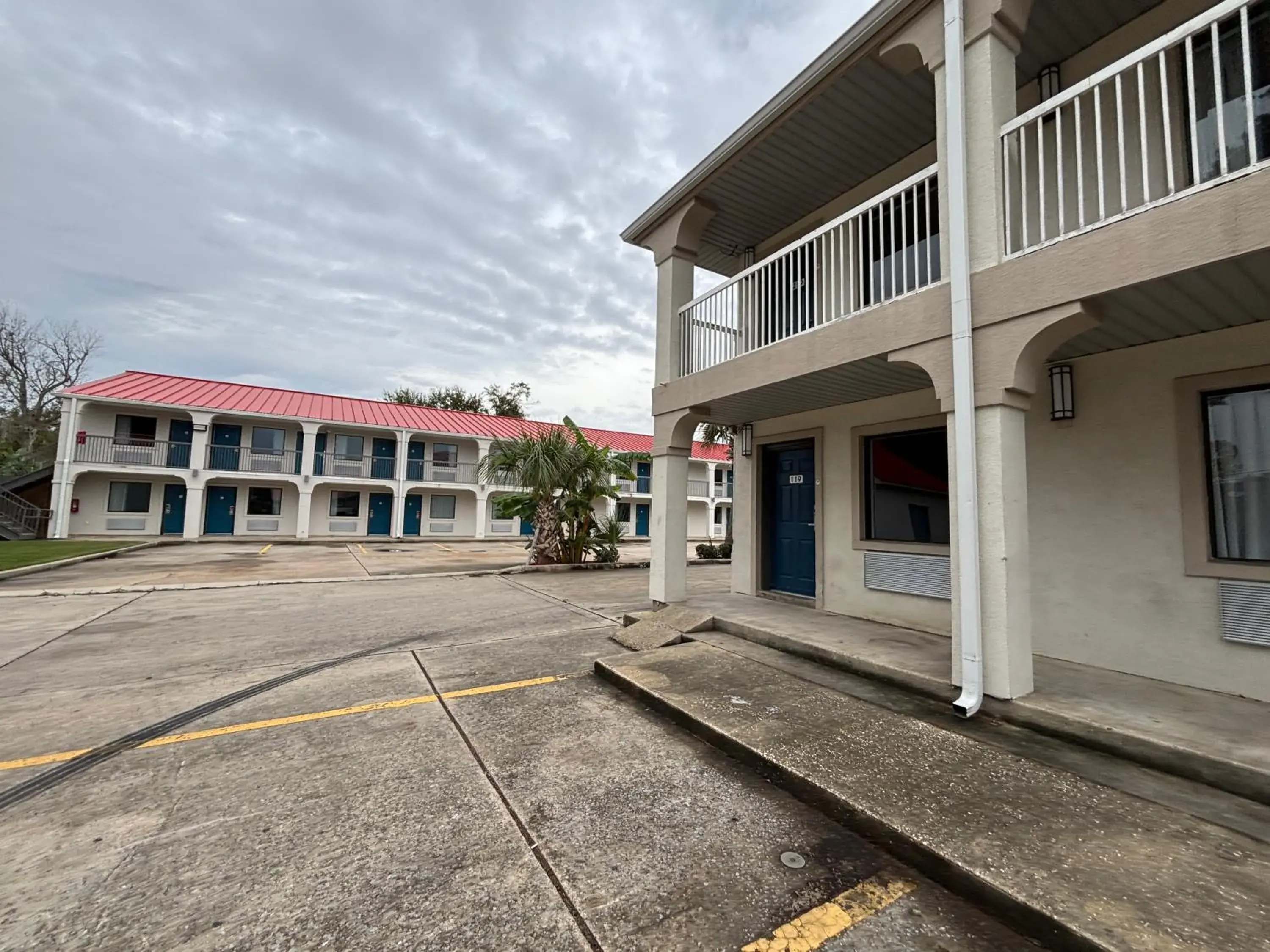 Property building in Motel 6-Sulphur, LA Property building in Motel 6-Sulphur, LA