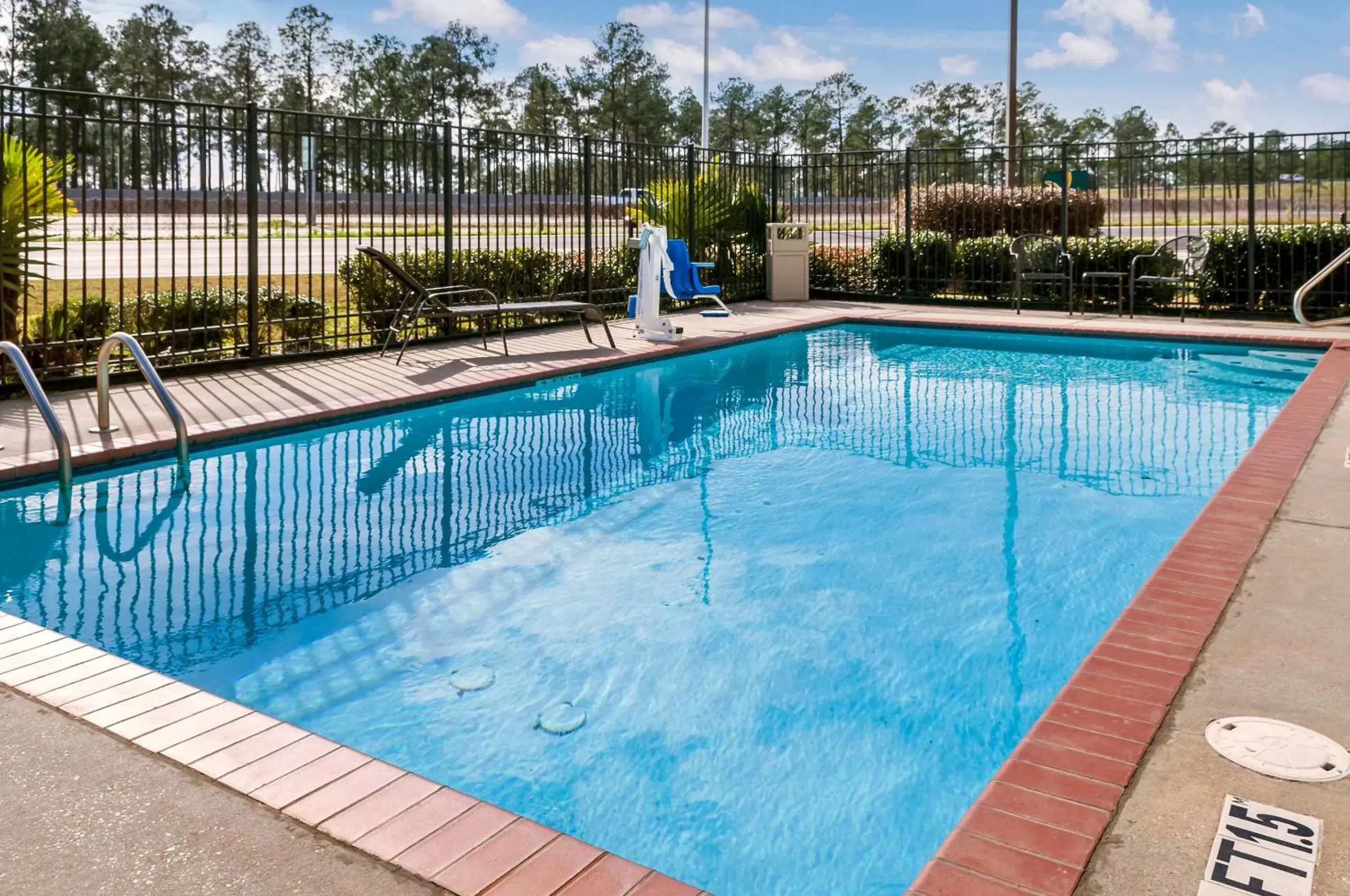 Swimming pool in Quality Inn & Suites Slidell Swimming pool in Quality Inn & Suites Slidell