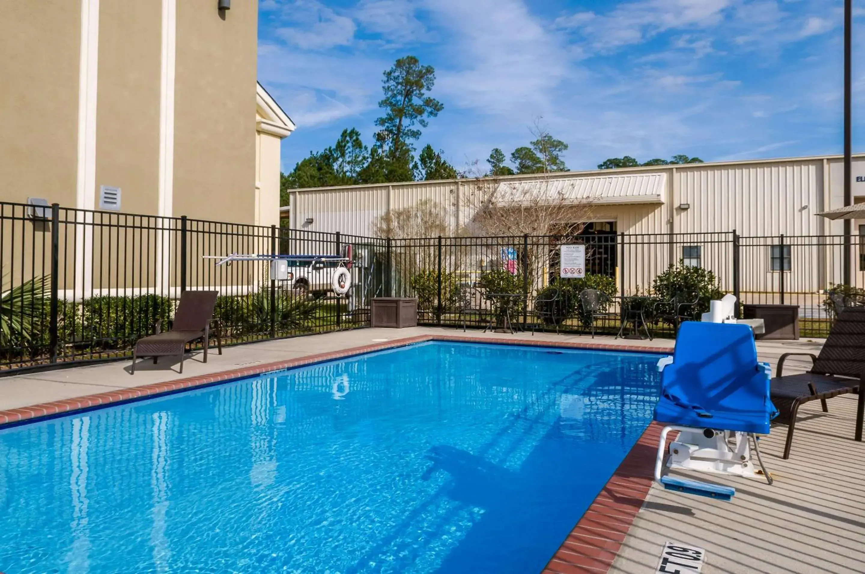 Swimming pool in Quality Inn & Suites Slidell Swimming pool in Quality Inn & Suites Slidell