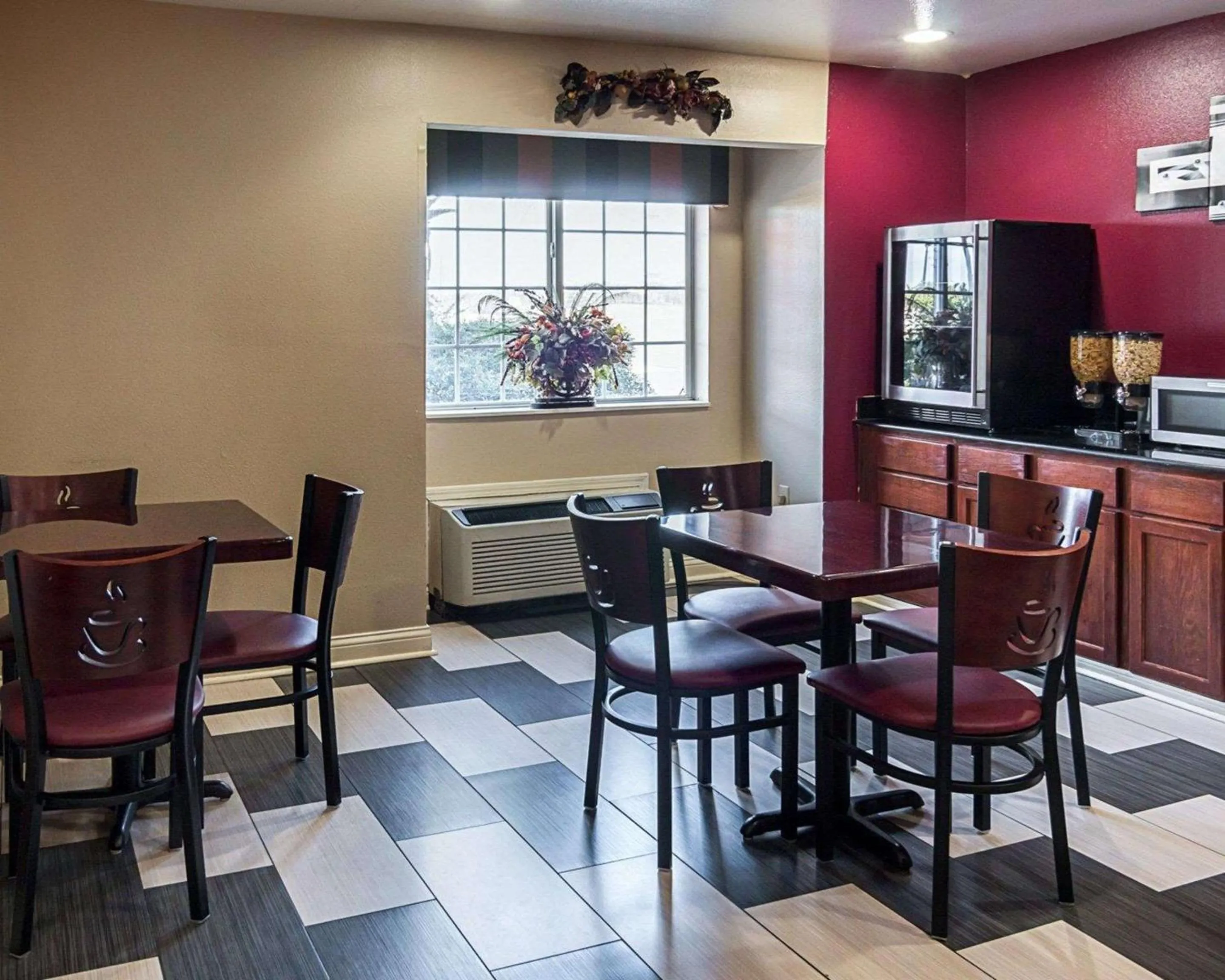 Restaurant/places to eat in Econo Lodge Inn & Suites Natchitoches