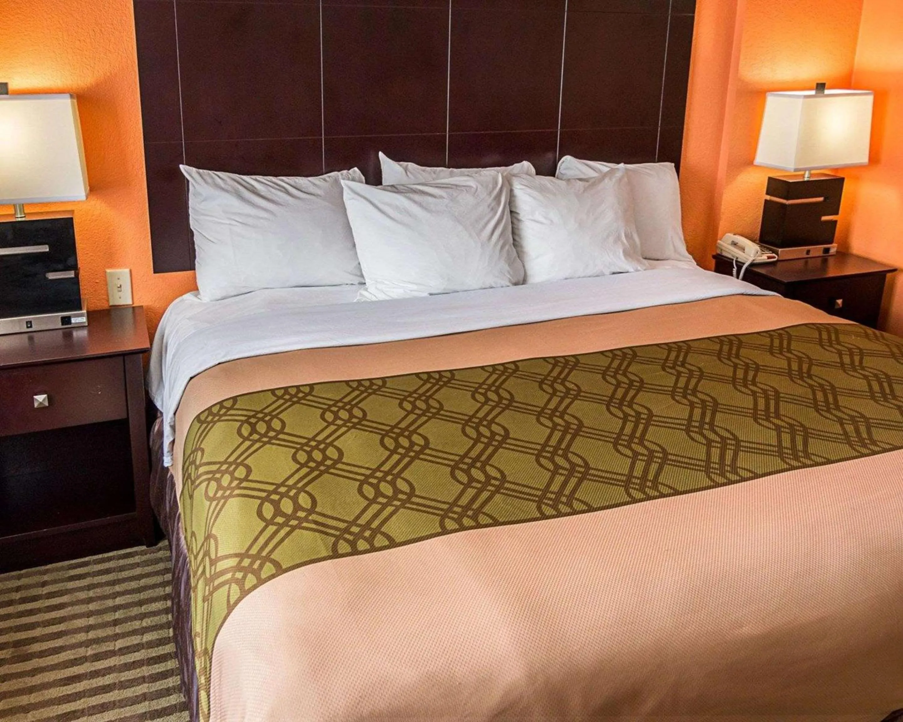 Photo of the whole room, Bed in Econo Lodge Inn & Suites Natchitoches