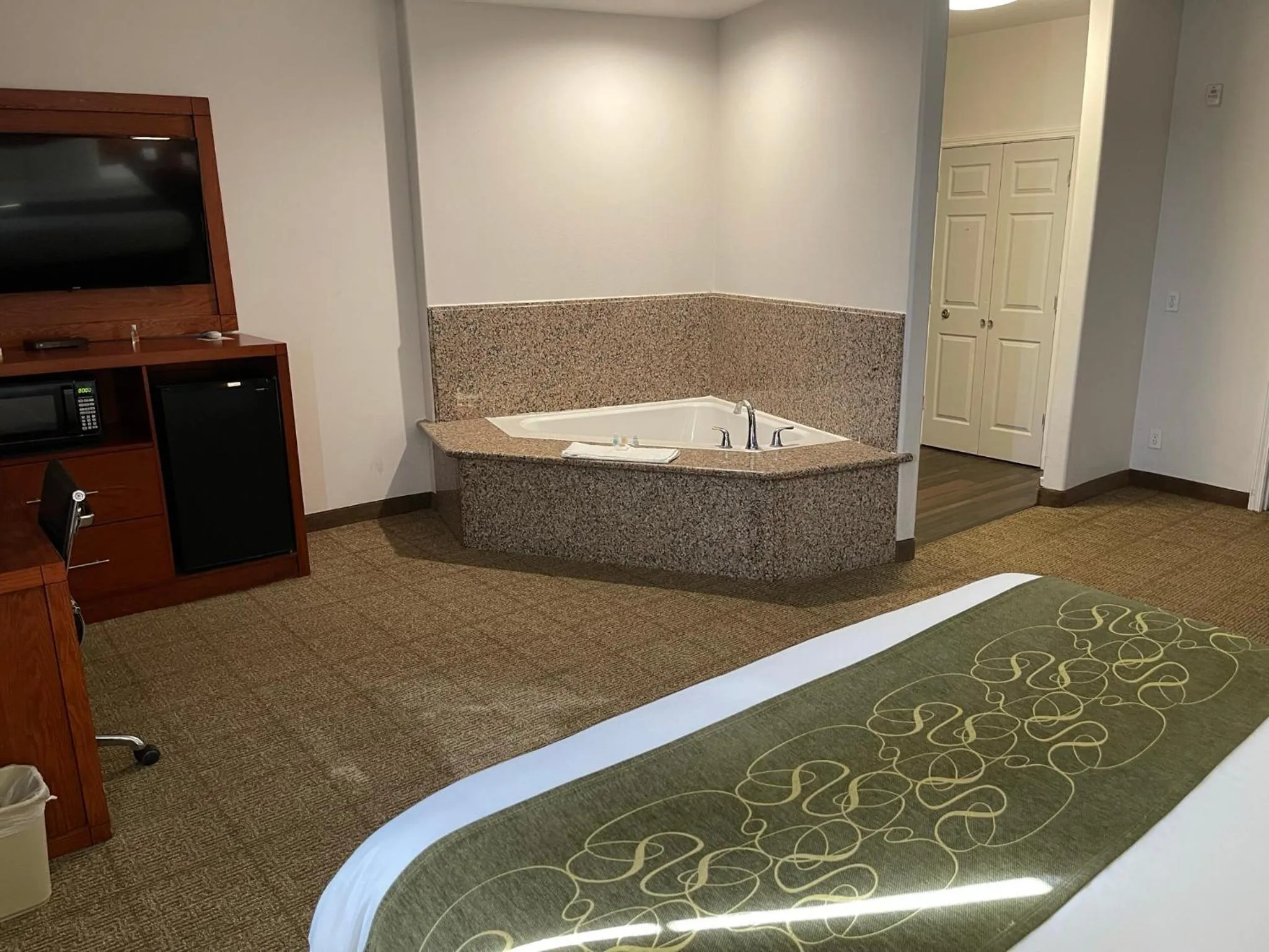 Hot Tub, Bed in Comfort Suites Lake Charles