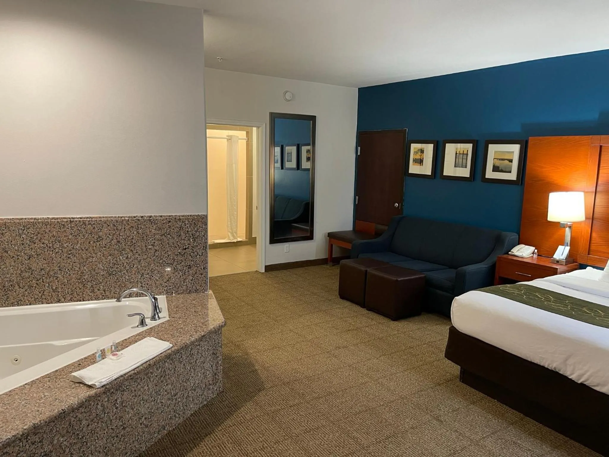 Hot Tub, Bed in Comfort Suites Lake Charles