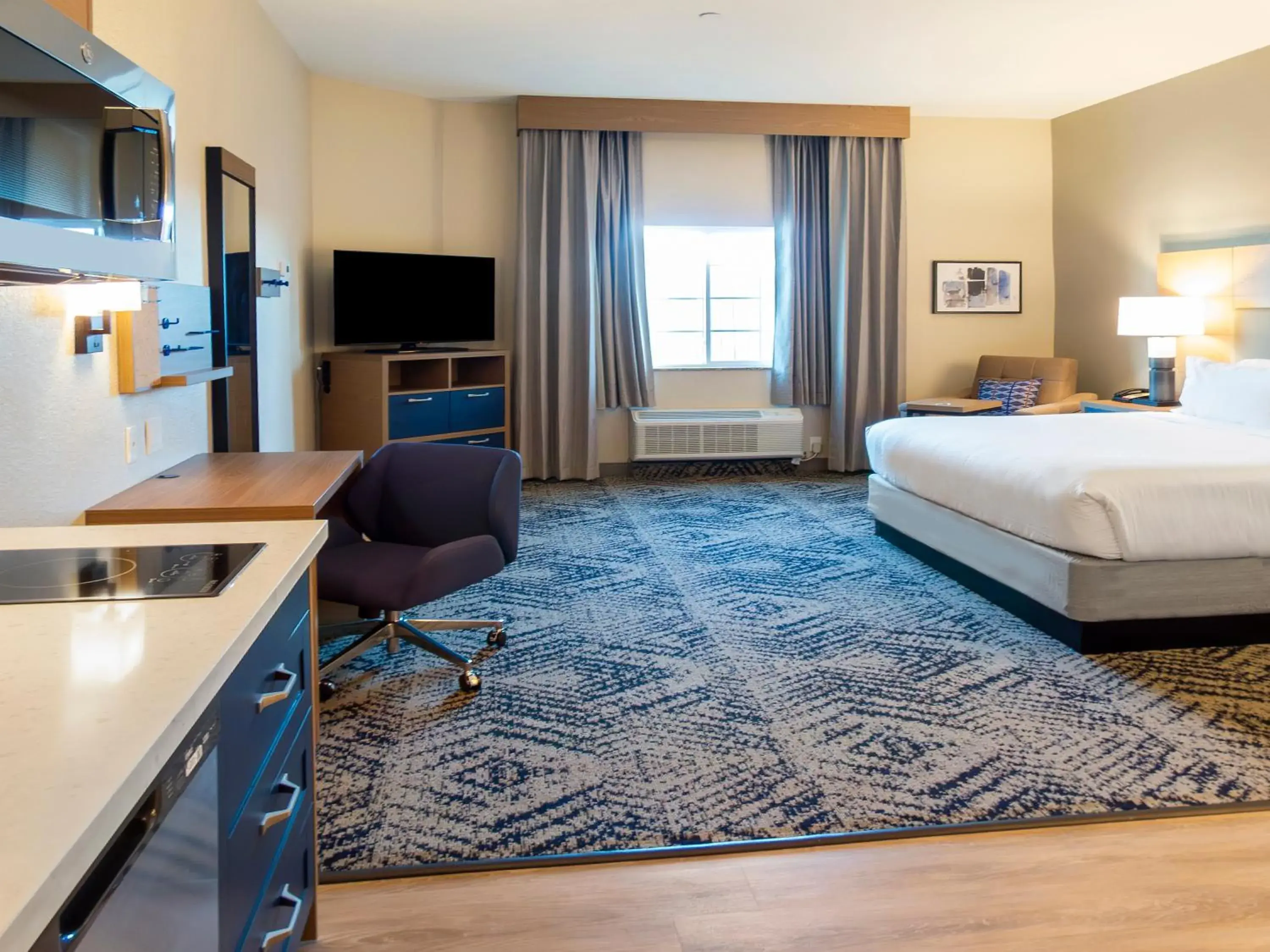 Kitchen or kitchenette, Bed in Suburban Studios Avondale Kitchen or kitchenette, Bed in Suburban Studios Avondale