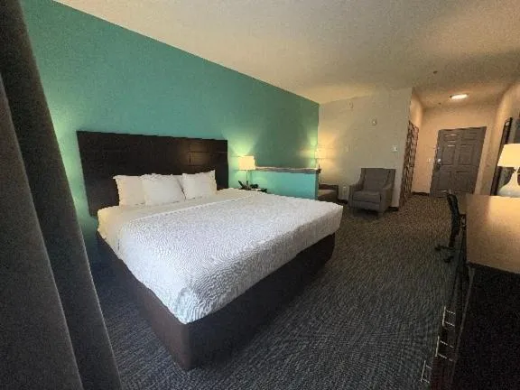 Bed in Quality Inn & Suites Houma