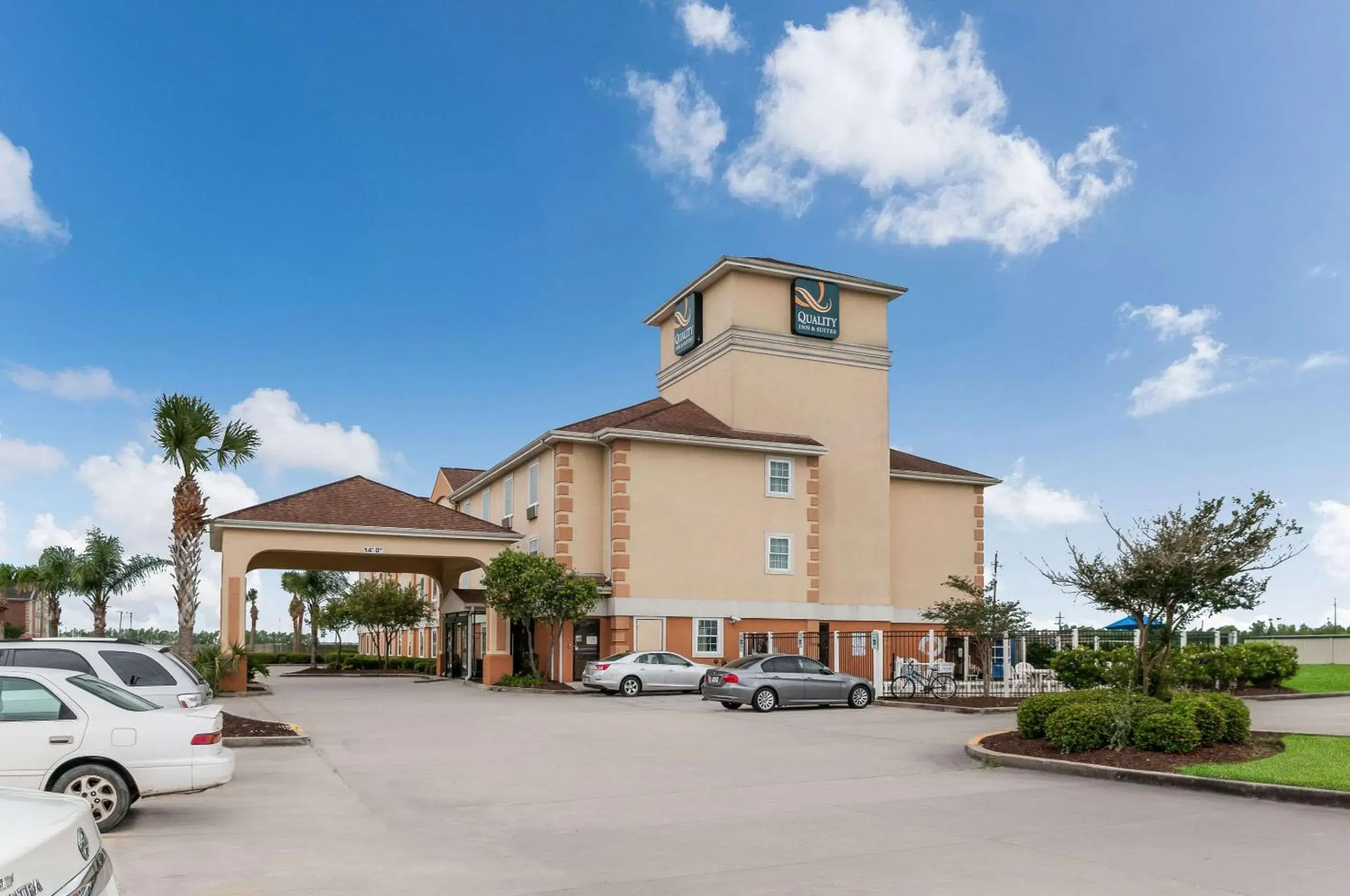 Property building in Quality Inn & Suites Houma Property building in Quality Inn & Suites Houma