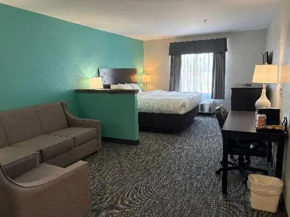 Bed in Quality Inn & Suites Houma