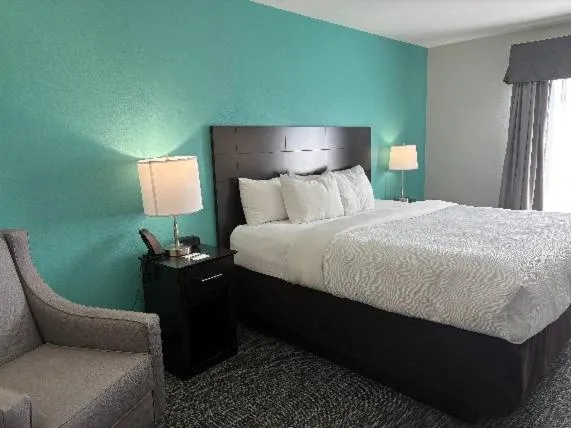 Bed in Quality Inn & Suites Houma