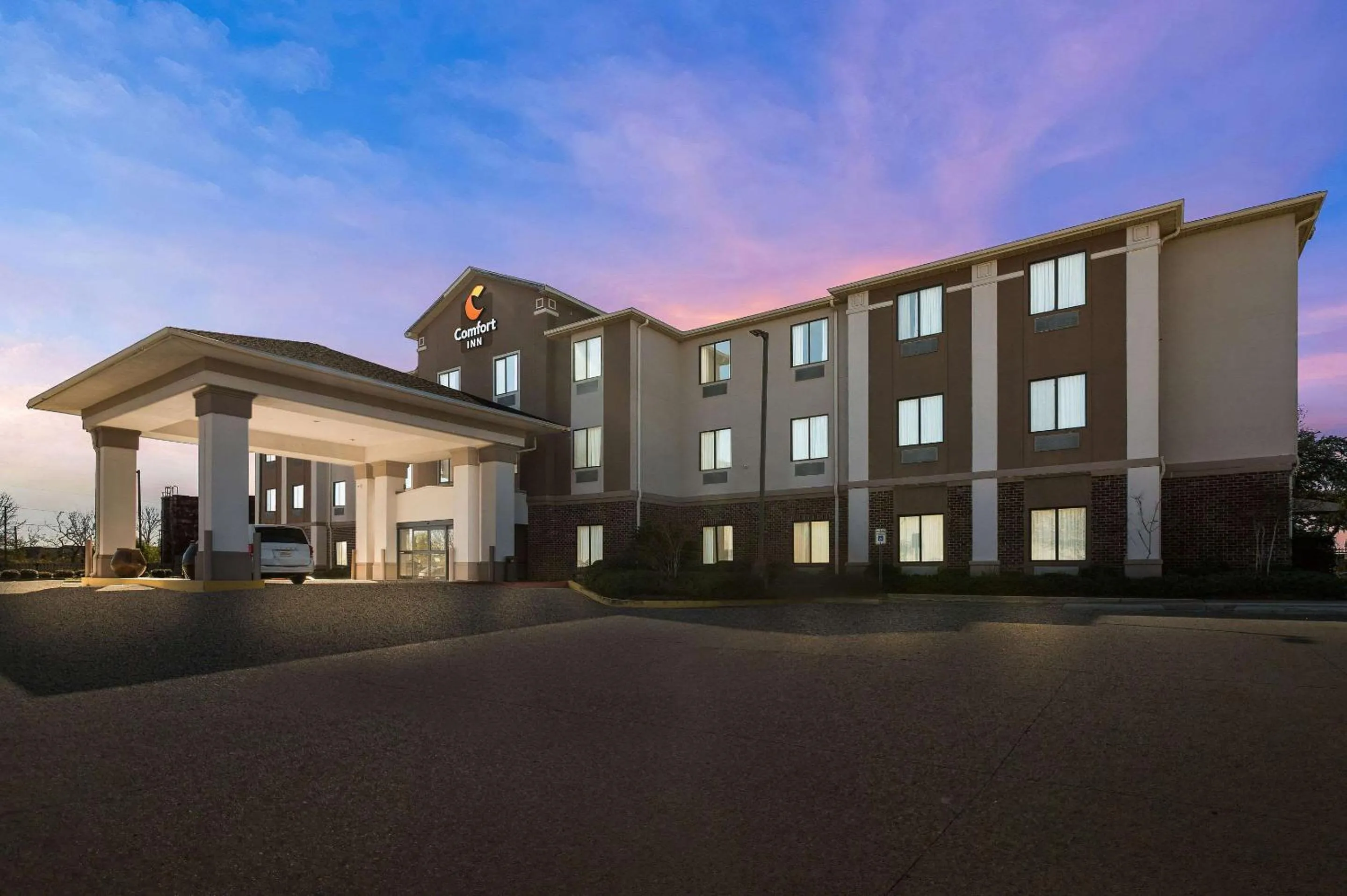Property building in Comfort Inn New Orleans Airport South