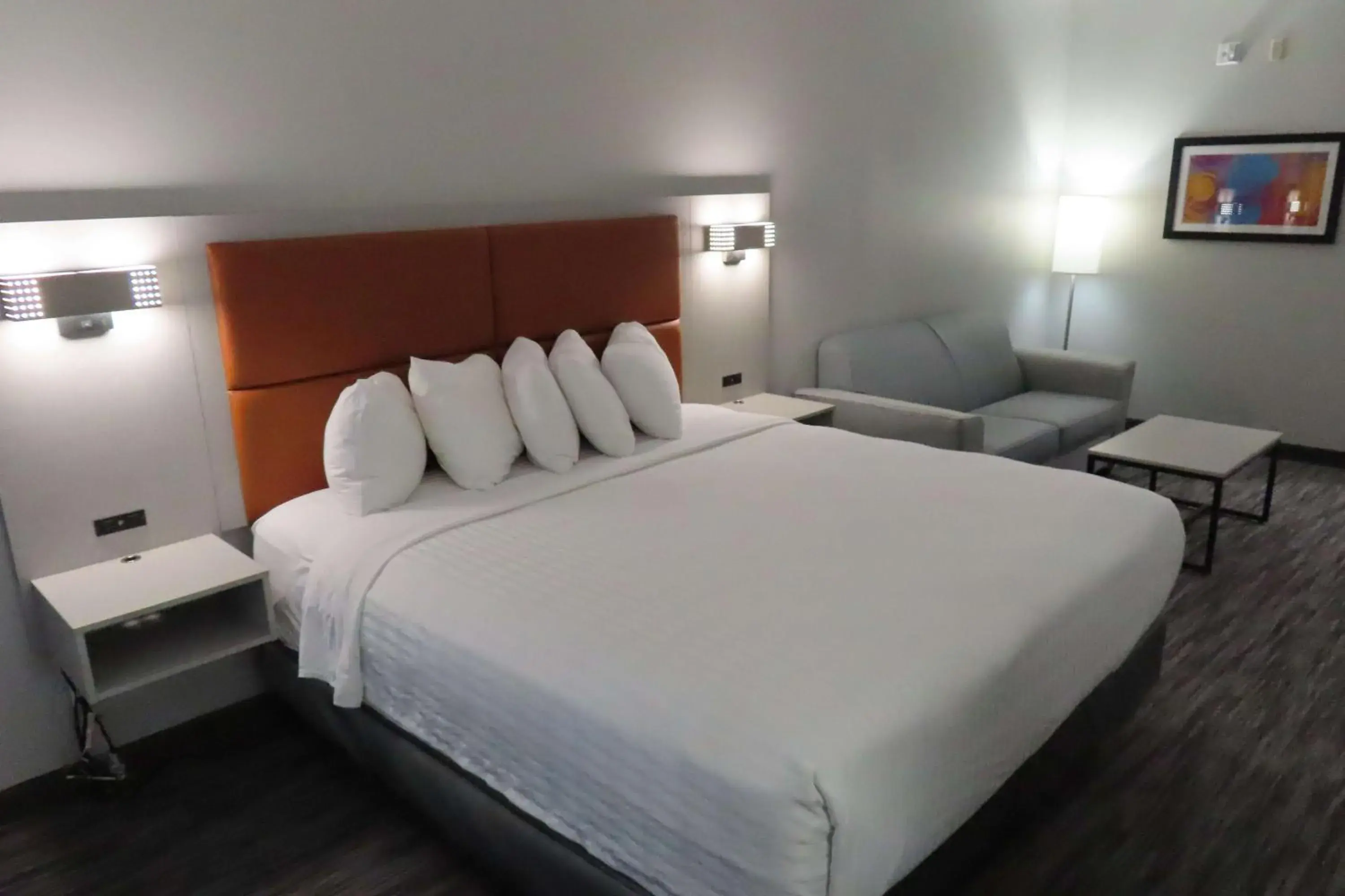 Photo of the whole room, Bed in Best Western Heritage Inn & Suites Photo of the whole room, Bed in Best Western Heritage Inn & Suites