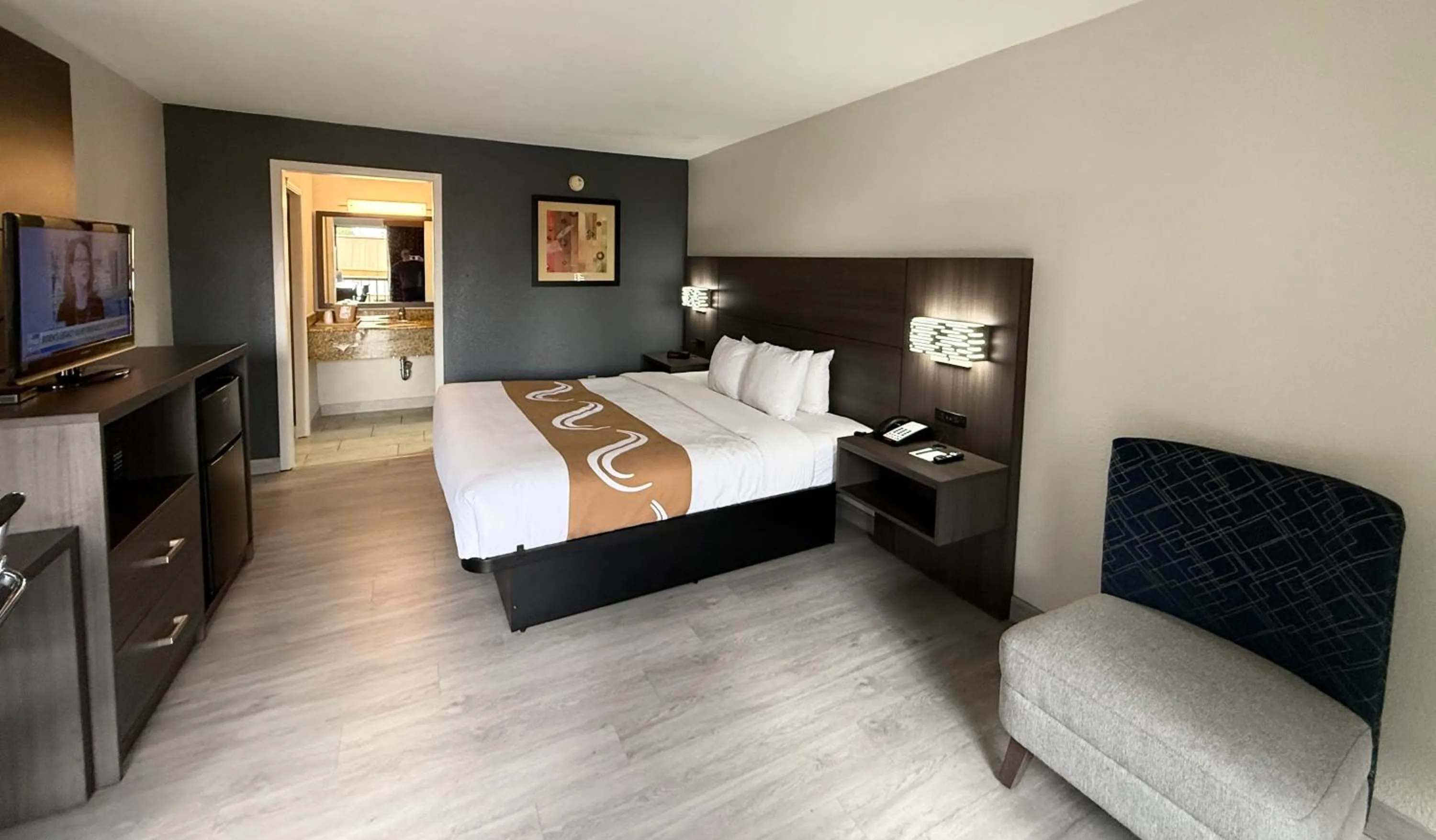 Photo of the whole room, Bed in Quality Inn & Suites Baton Rouge West - Port Allen