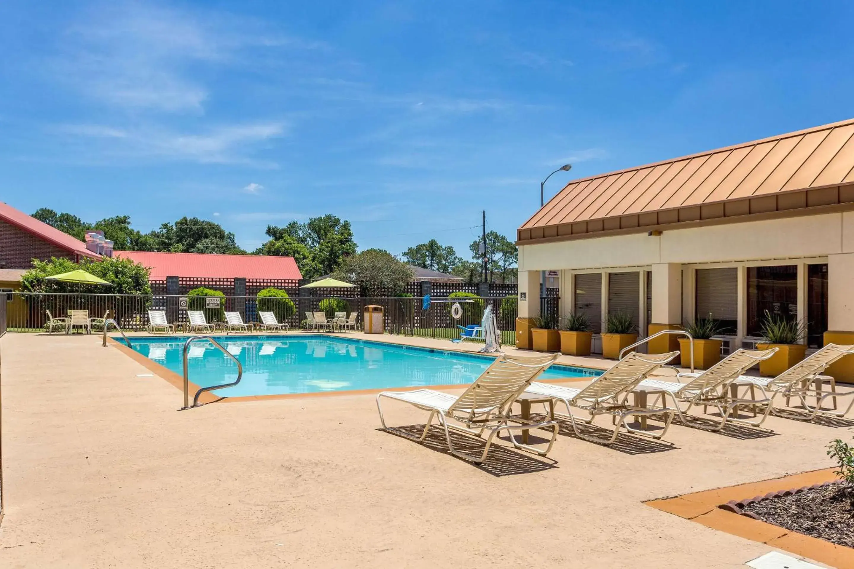 Swimming pool in Quality Inn & Suites Baton Rouge West - Port Allen Swimming pool in Quality Inn & Suites Baton Rouge West - Port Allen